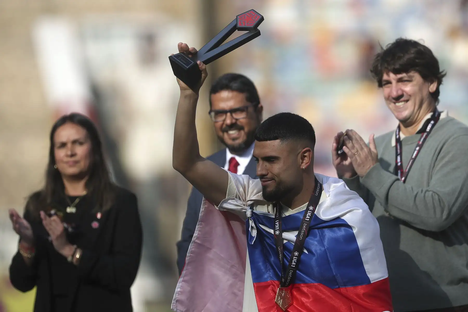 Universitario de Deportes recibe el trofeo de la Liga 1 tras coronarse campeón del futbol
peruano 2023 en el estadio Monumental de Ate.
Foto: ANDINA/ Ricardo Cuba