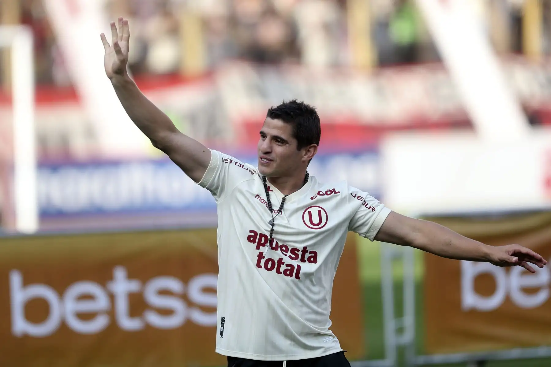 Universitario de Deportes recibe el trofeo de la Liga 1 tras coronarse campeón del futbol
peruano 2023 en el estadio Monumental de Ate.
Foto: ANDINA/ Ricardo Cuba