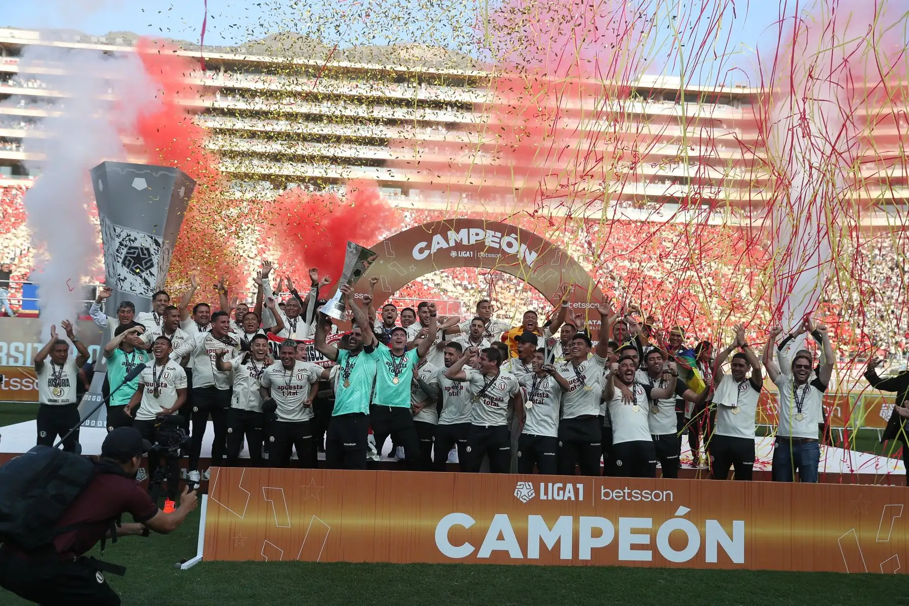 Universitario de Deportes recibe el trofeo de la Liga 1 tras coronarse campeón del futbol
peruano 2023 en el estadio Monumental de Ate.
Foto: ANDINA/ Ricardo Cuba
