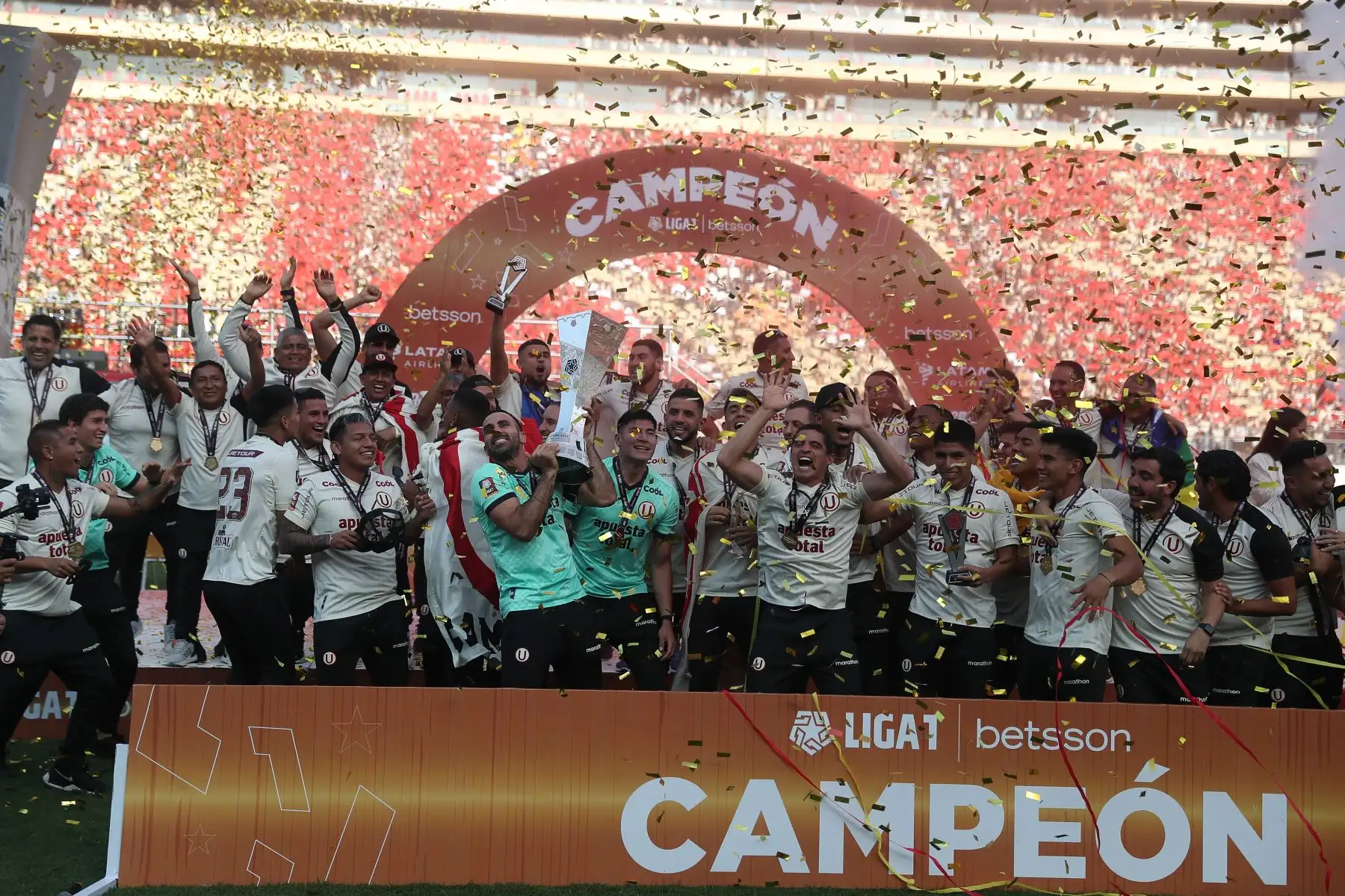Universitario de Deportes recibe el trofeo de la Liga 1 tras coronarse campeón del futbol
peruano 2023 en el estadio Monumental de Ate.
Foto: ANDINA/ Ricardo Cuba