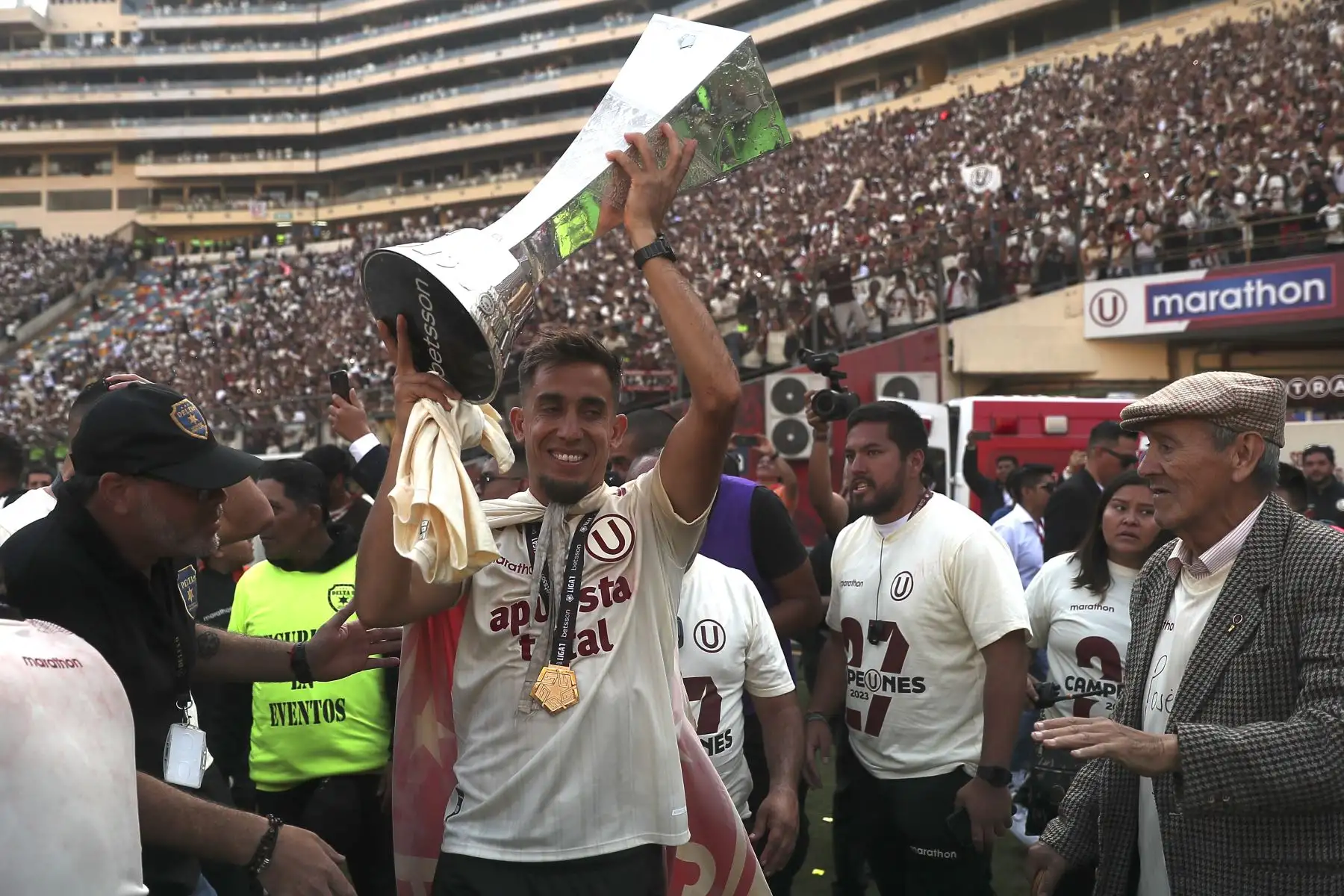 Universitario de Deportes recibe el trofeo de la Liga 1 tras coronarse campeón del futbol
peruano 2023 en el estadio Monumental de Ate.
Foto: ANDINA/ Ricardo Cuba