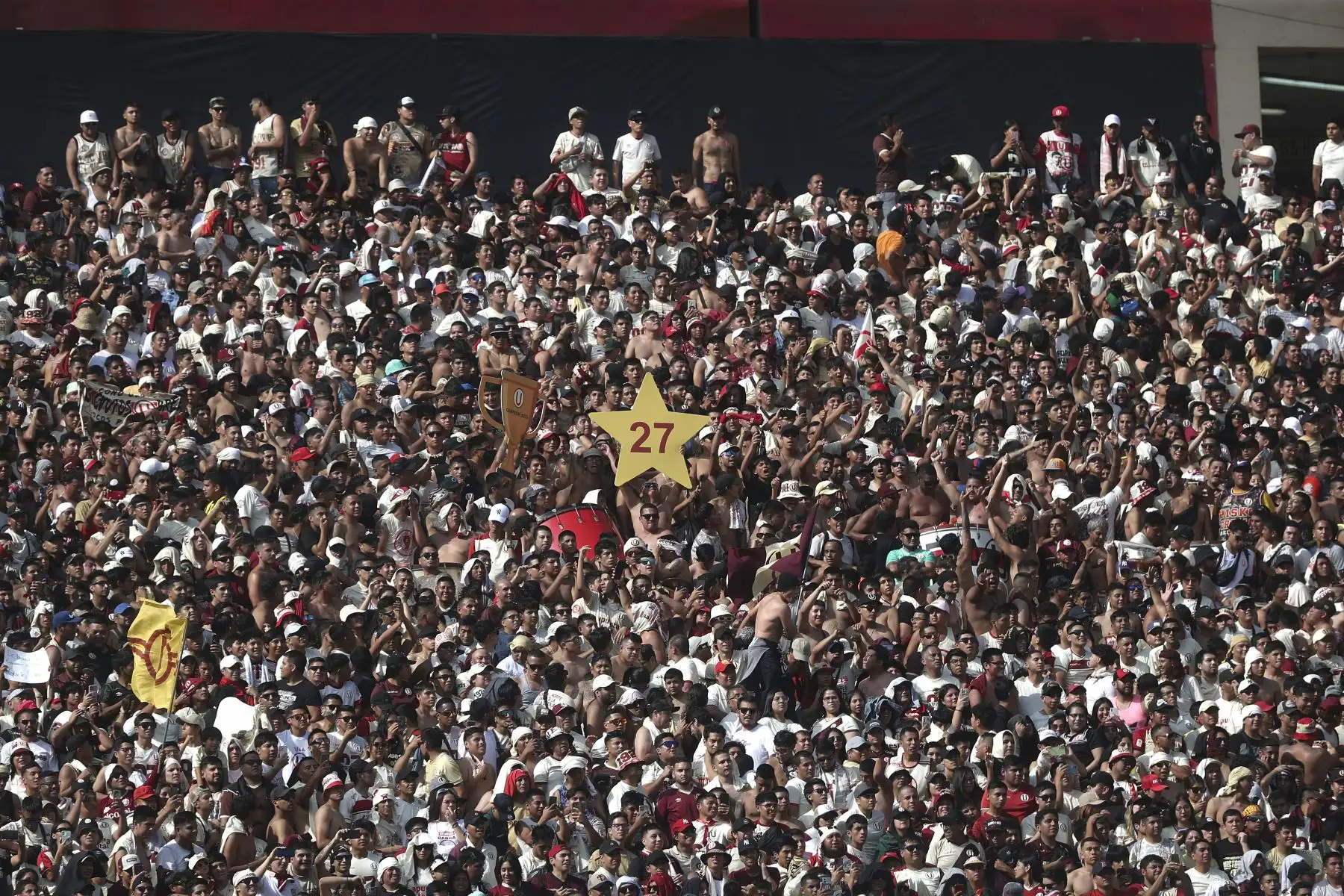 Hinchas de Universitario celebran la premiación al club Universitario de Deportes, tras ganar el campeonato de la Liga 1 y coronarse campeón del futbol peruano 2023 en el estadio Monumental de Ate.
Foto: ANDINA/ Ricardo Cuba