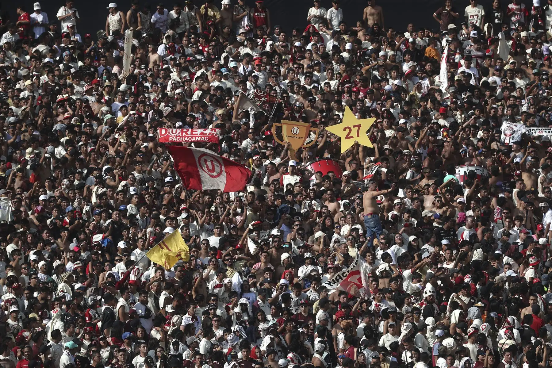 Hinchas de Universitario celebran la premiación al club Universitario de Deportes, tras ganar el campeonato de la Liga 1 y coronarse campeón del futbol peruano 2023 en el estadio Monumental de Ate.
Foto: ANDINA/ Ricardo Cuba