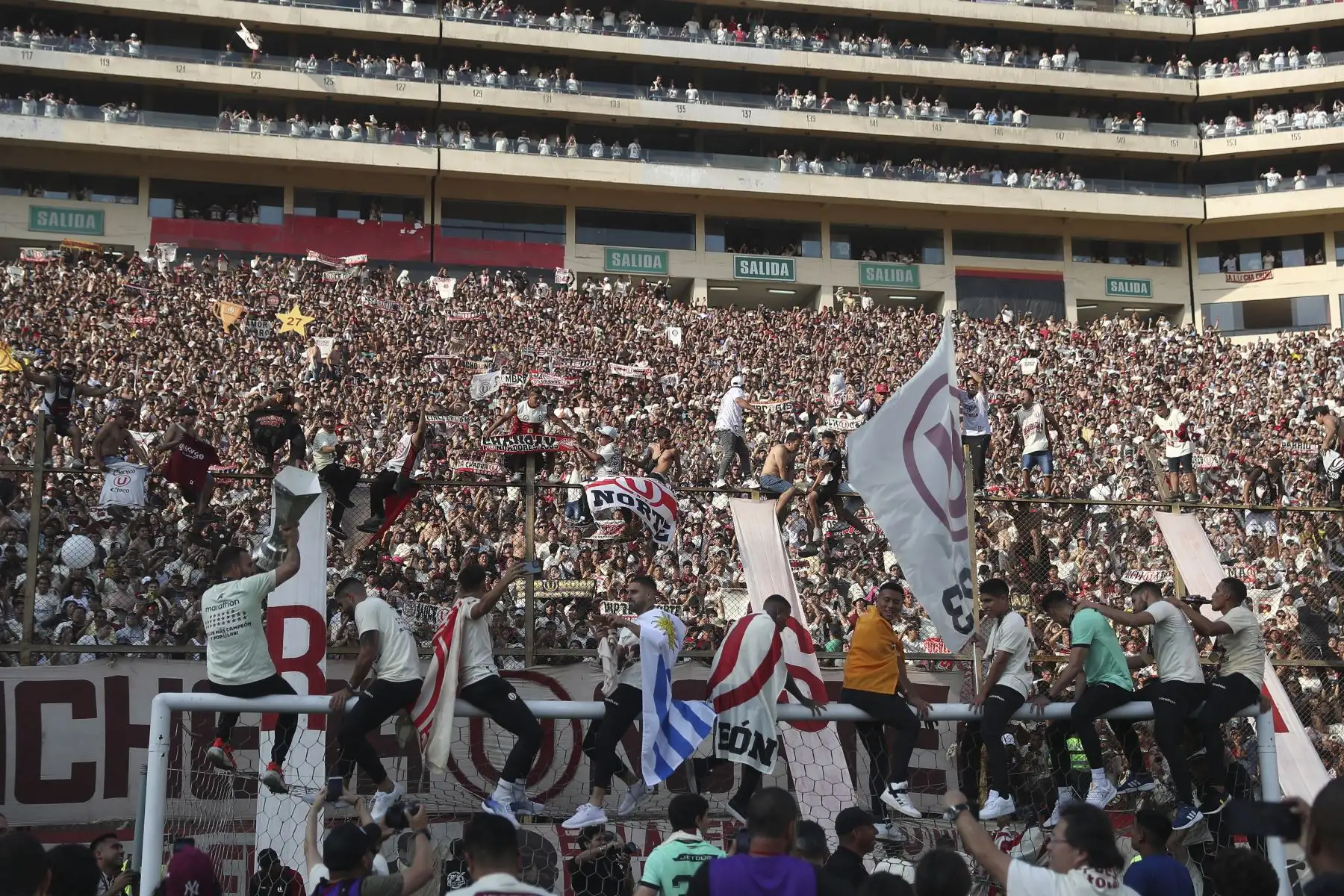 Hinchas de Universitario celebran la premiación al club Universitario de Deportes, tras ganar el campeonato de la Liga 1 y coronarse campeón del futbol peruano 2023 en el estadio Monumental de Ate.
Foto: ANDINA/ Ricardo Cuba