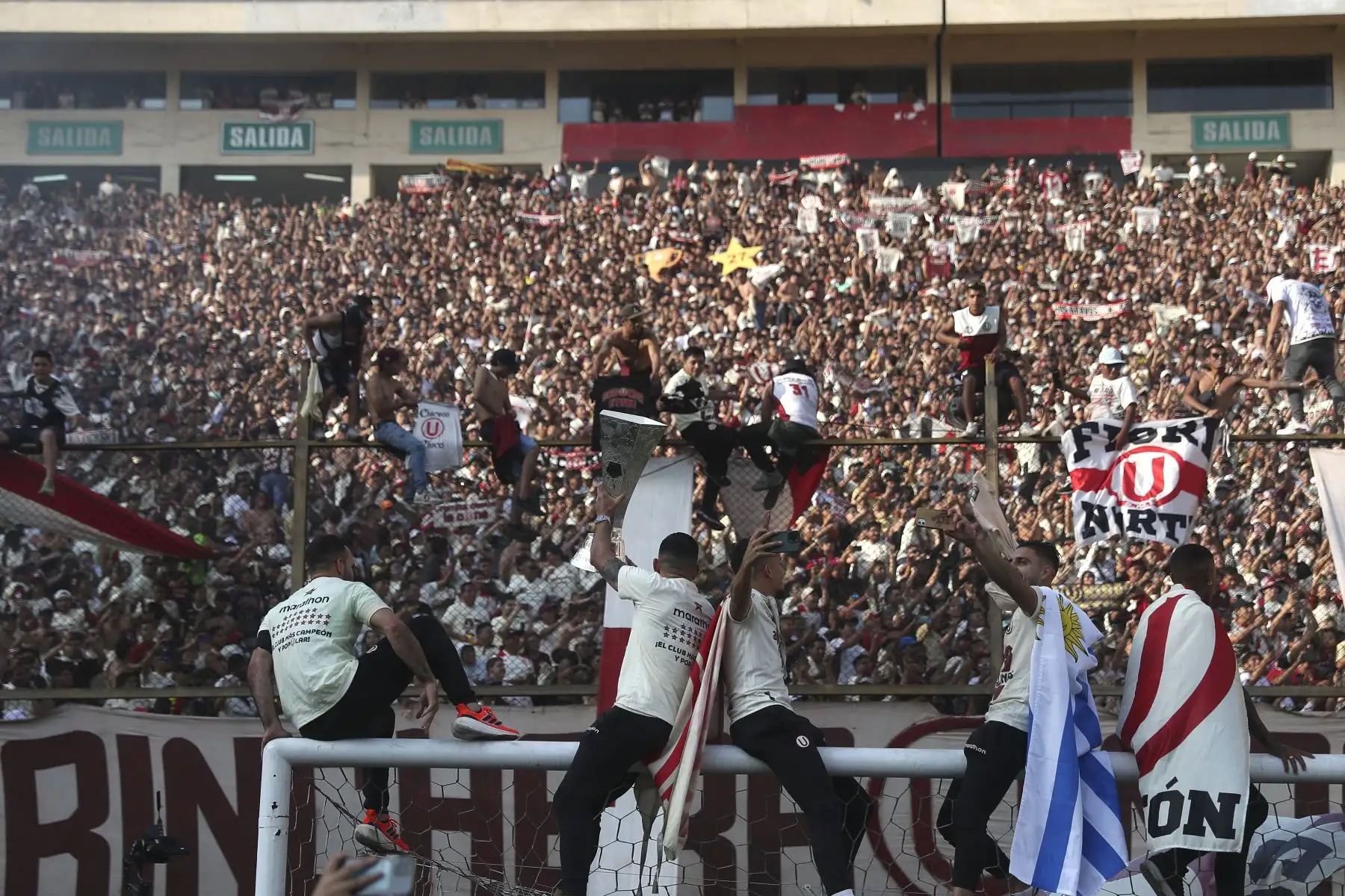 Hinchas de Universitario celebran la premiación al club Universitario de Deportes, tras ganar el campeonato de la Liga 1 y coronarse campeón del futbol peruano 2023 en el estadio Monumental de Ate.
Foto: ANDINA/ Ricardo Cuba