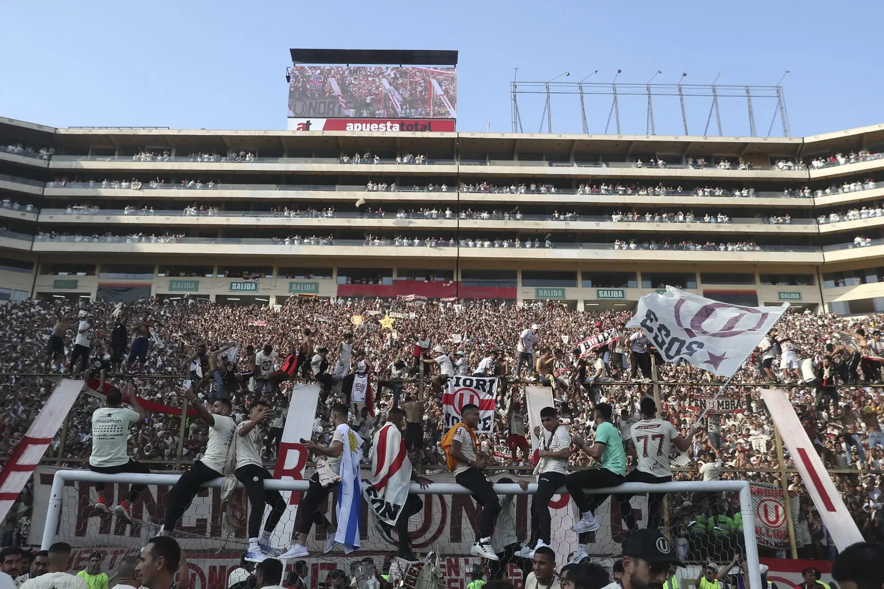 Hinchas de Universitario celebran la premiación al club Universitario de Deportes, tras ganar el campeonato de la Liga 1 y coronarse campeón del futbol peruano 2023 en el estadio Monumental de Ate.
Foto: ANDINA/ Ricardo Cuba