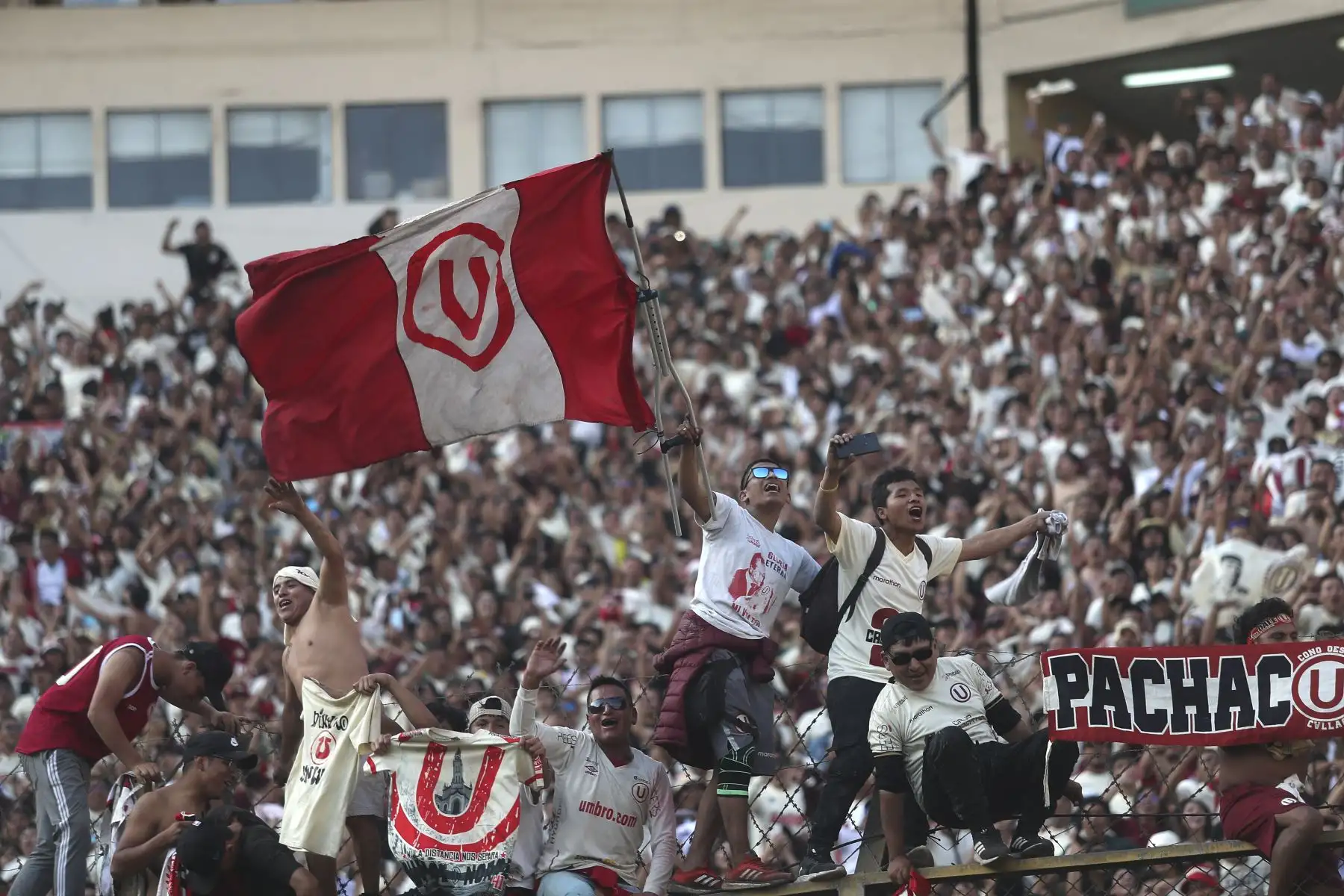 Hinchas de Universitario celebran la premiación al club Universitario de Deportes, tras ganar el campeonato de la Liga 1 y coronarse campeón del futbol peruano 2023 en el estadio Monumental de Ate.
Foto: ANDINA/ Ricardo Cuba