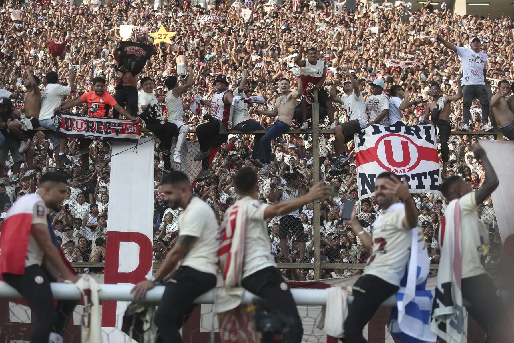 Hinchas de Universitario celebran la premiación al club Universitario de Deportes, tras ganar el campeonato de la Liga 1 y coronarse campeón del futbol peruano 2023 en el estadio Monumental de Ate.
Foto: ANDINA/ Ricardo Cuba