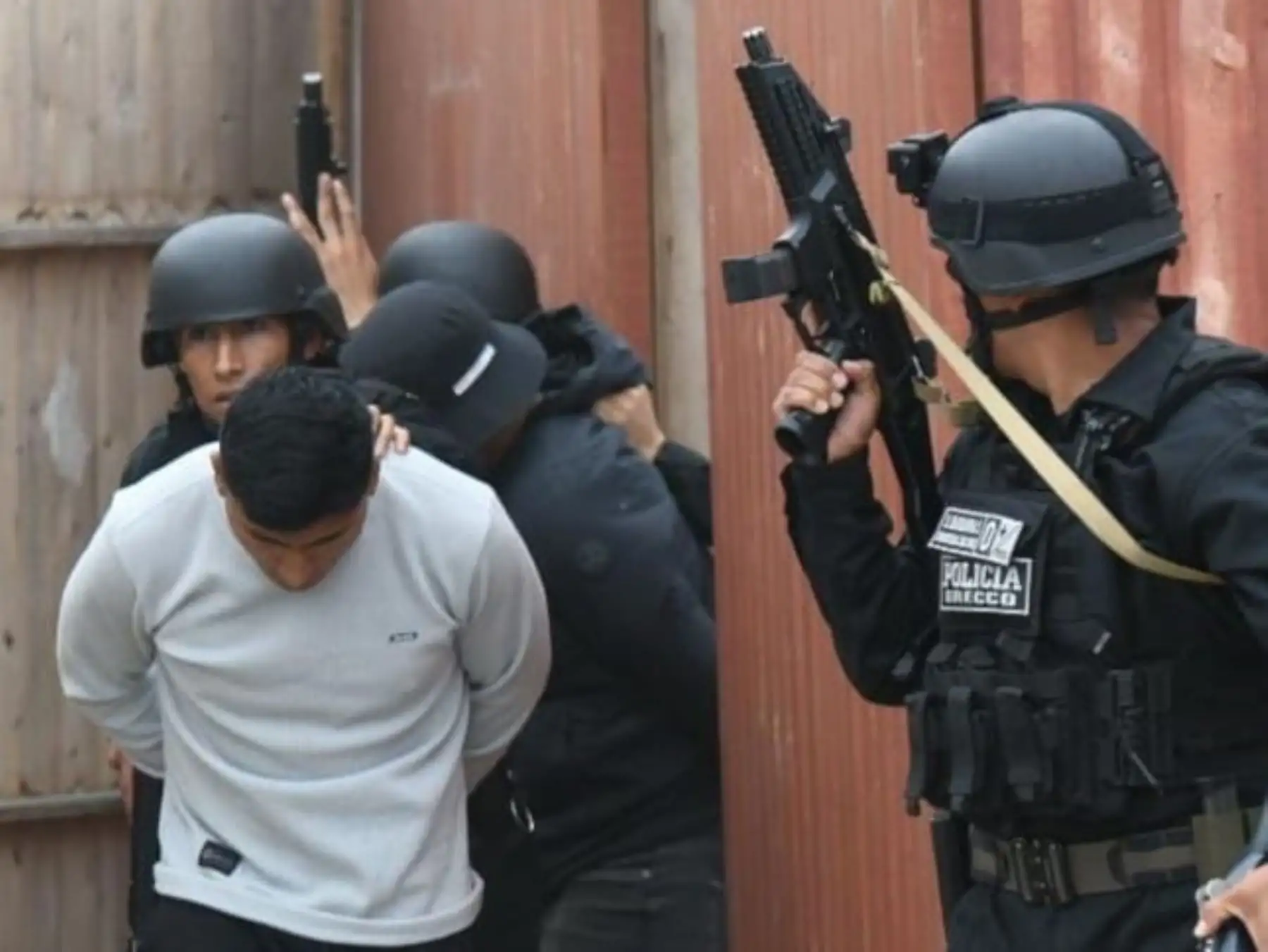 Se escenifica el intento de robo de un empresario, en el cual los efectivos del Grupo Especial contra el Crimen Organizado Grecco de la PNP, intervienen a delincuentes tras operativo de inteligencia. Foto: Mininter
