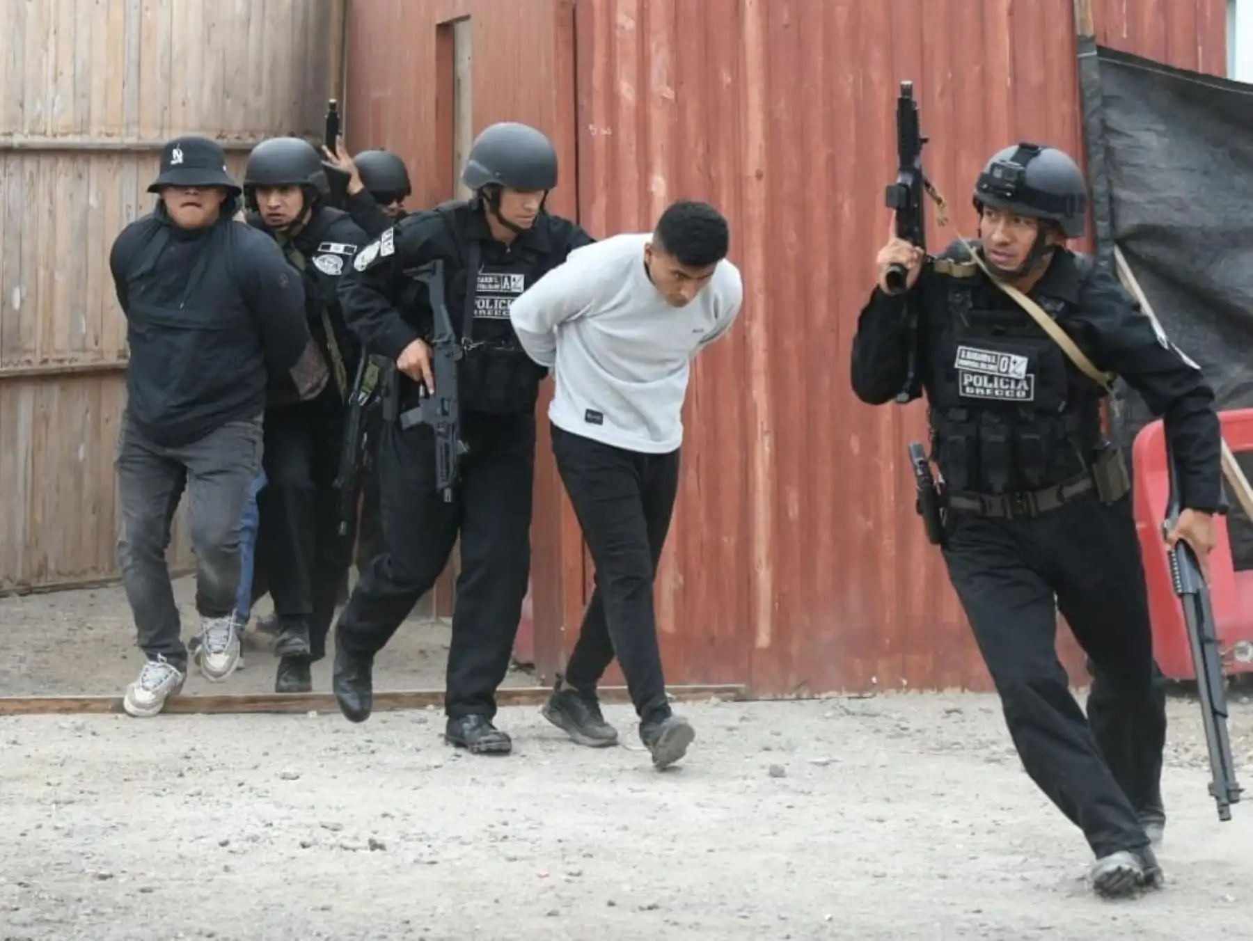 Se escenifica el intento de robo de un empresario, en el cual los efectivos del Grupo Especial contra el Crimen Organizado Grecco de la PNP, intervienen a delincuentes tras operativo de inteligencia. Foto: Mininter