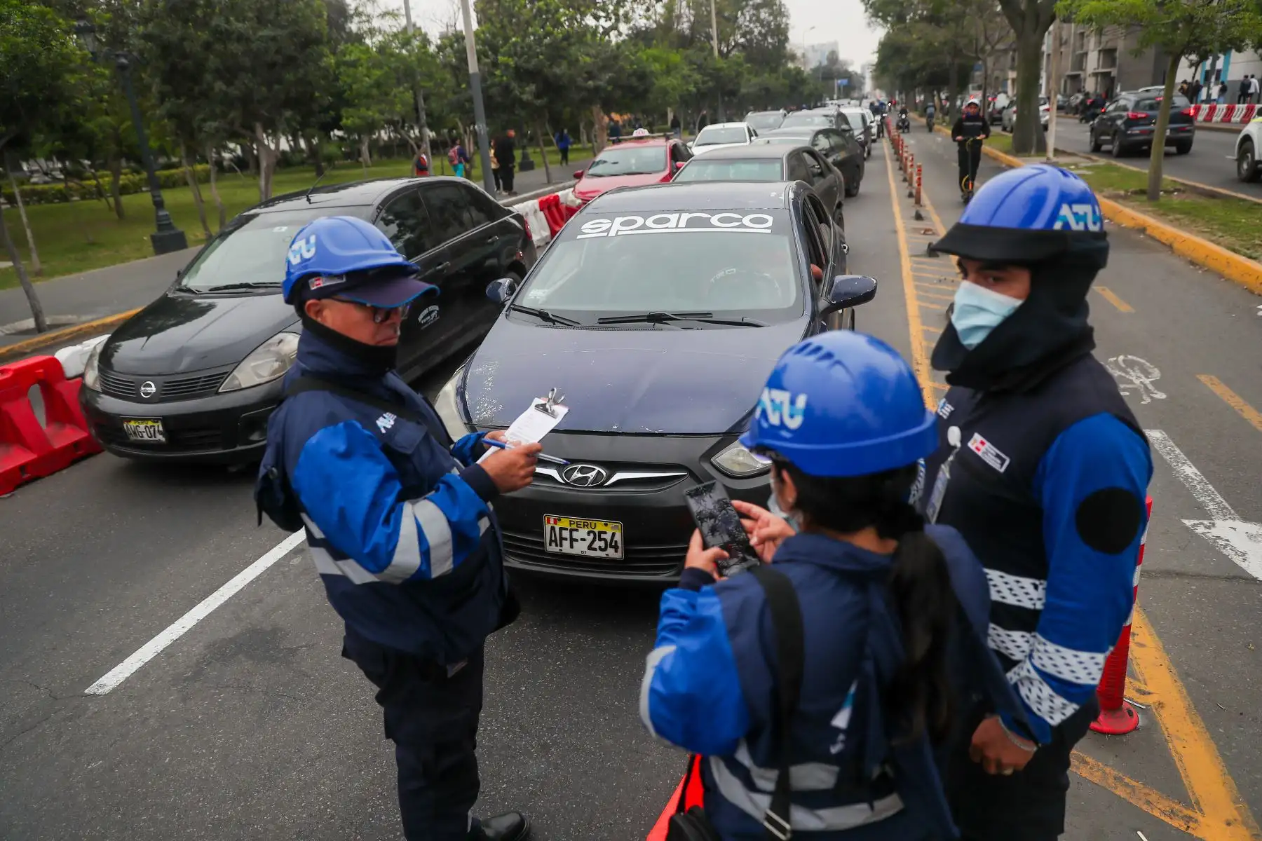 La ATU en una operación conjunta con la Policía Nacional del Perú trasladaron a los depósitos a los vehículos que son usados para el transporte público informal o invadan la vía del corredor Azul.
Foto: ANDINA/Ricardo Cuba