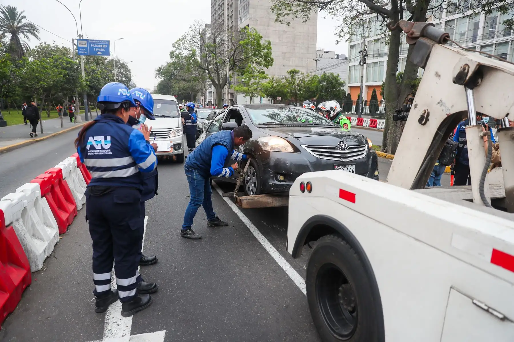 Durante el operativo se remolcaron vehículos utilizados para el servicio de colectivo y que intentaron darse a la fuga 
Foto: ANDINA/Ricardo Cuba