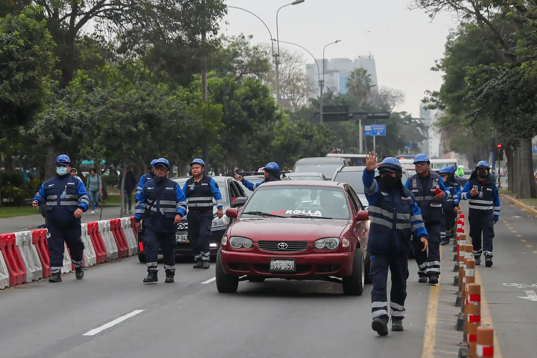 La ATU en una operación conjunta con la Policía Nacional del Perú trasladaron a los depósitos a los vehículos que son usados para el transporte público informal o invadan la vía del corredor Azul.
Foto: ANDINA/Ricardo Cuba