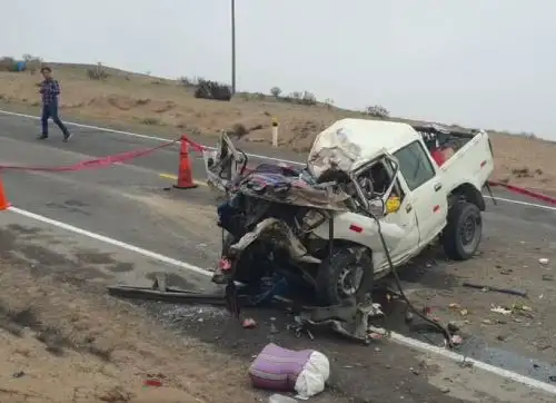 Cinco personas murieron en Moquegua esta mañana tras el choque de una camioneta y un camión cisterna en la carretera Lomas de Ilo. Foto cortesía: Moquegua Observadora/Facebook
