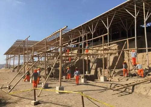 A paso acelerado avanzan los trabajos de instalación de cubiertas temporales en el complejo arqueológico Ventarrón, en Lambayeque, ante posibles lluvias intensas por el Fenómeno El Niño.