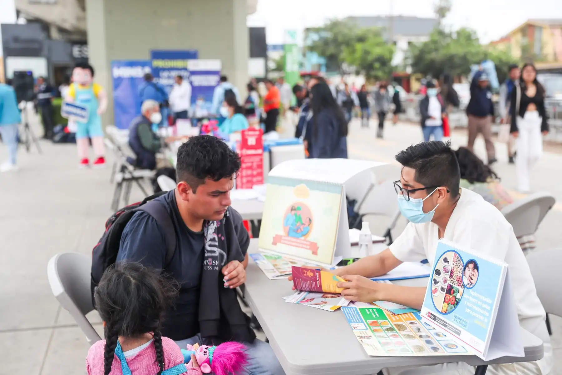 El Ministerio de Salud (Minsa) desarrolló una feria de servicios para prevenir los partos prematuros, donde orientará a las personas interesadas en los cuidados que deben tener.
Foto: ANDINA/Ricardo Cuba