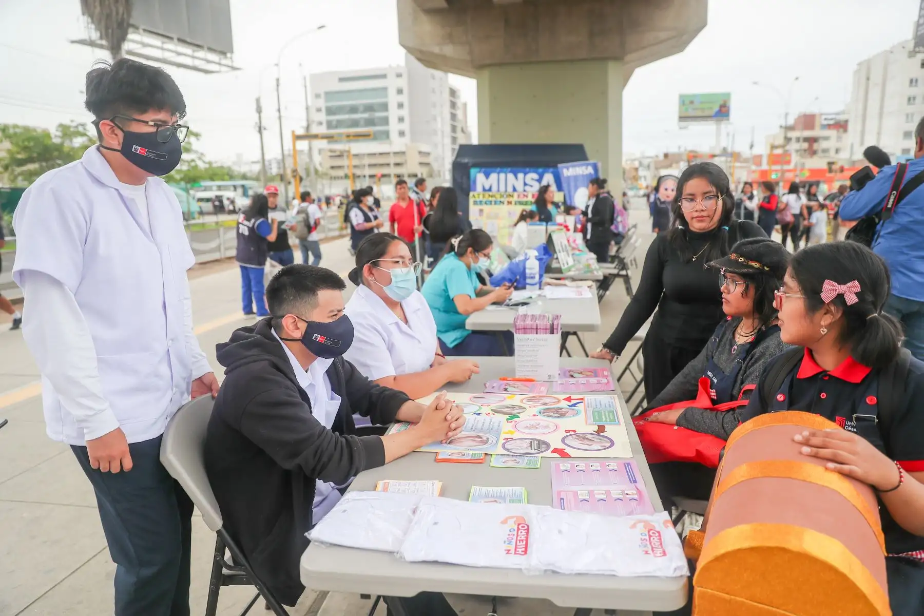 El Ministerio de Salud (Minsa) desarrolló una feria de servicios para prevenir los partos prematuros, donde orientará a las personas interesadas en los cuidados que deben tener.
Foto: ANDINA/Ricardo Cuba