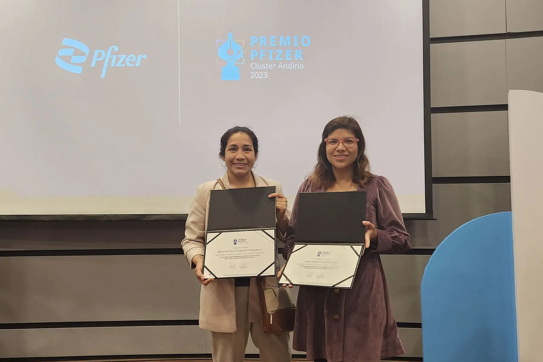 Las periodistas de la Agencia Andina, María Fernández Arribasplata y Sofía Pichihua Vegas, fueron reconocidas por su destacada labor en la divulgación en innovación y desarrollo en ciencia y tecnología en salud.