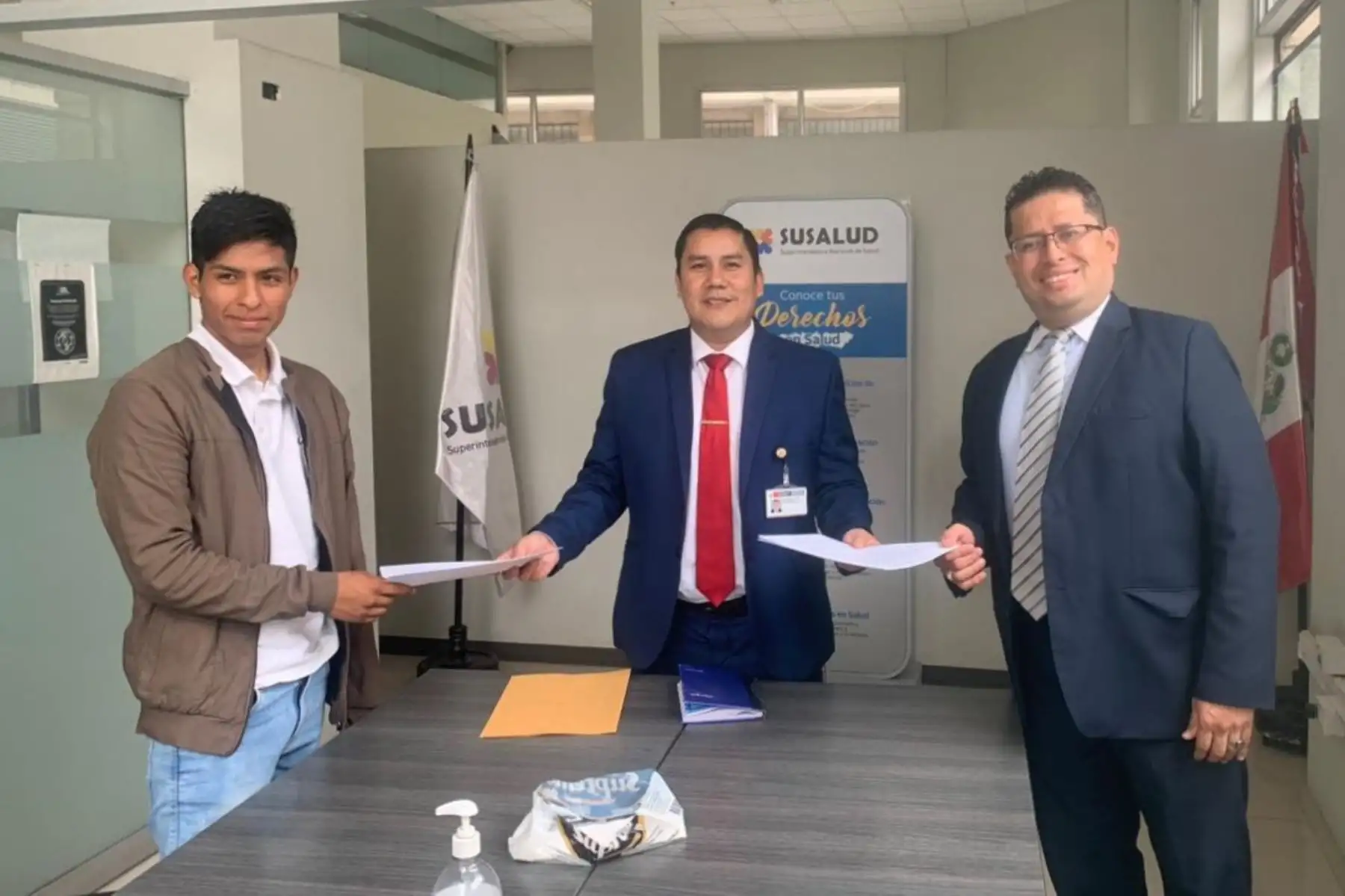 Ciudadano Rafael Calixtro (izq.) recibirá indemnización por amputación de brazo ocurrida en 2015. Foto: SUSALUD/Difusión.