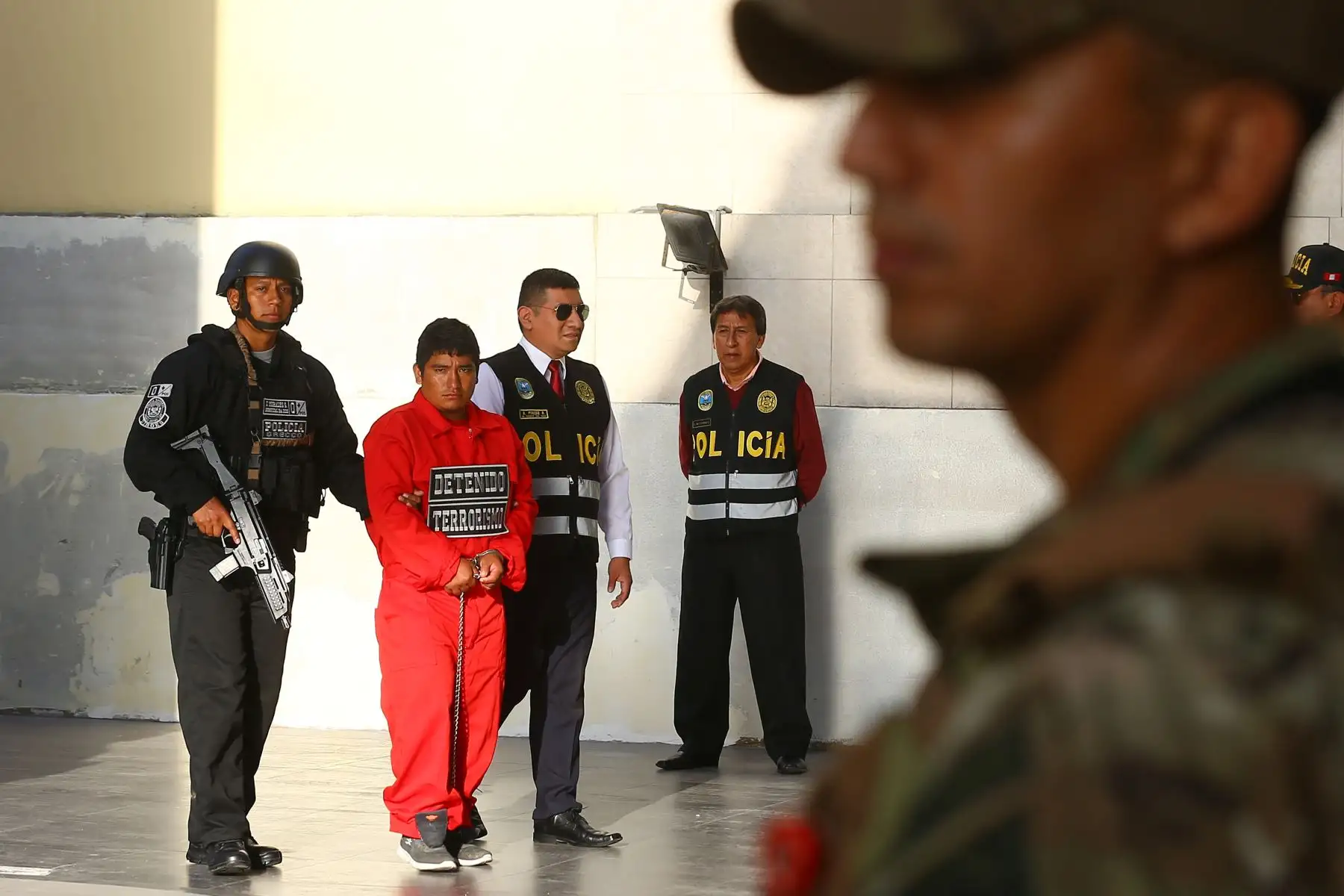 Durante el Mega Operativo denominado “Lobo II 2023” realizado en Ayacucho, en la zona del Vraem, se detuvo a 4 personas que responden a los nombres de Iván Quispe Vargas “Gabriel”, José Quispe Zúñiga “José hijo”, Romeo Campos Mansilla “Romeo” y Jheison Ramos Andrade “Andrés”. Foto: ANDINA/Eddy Ramos