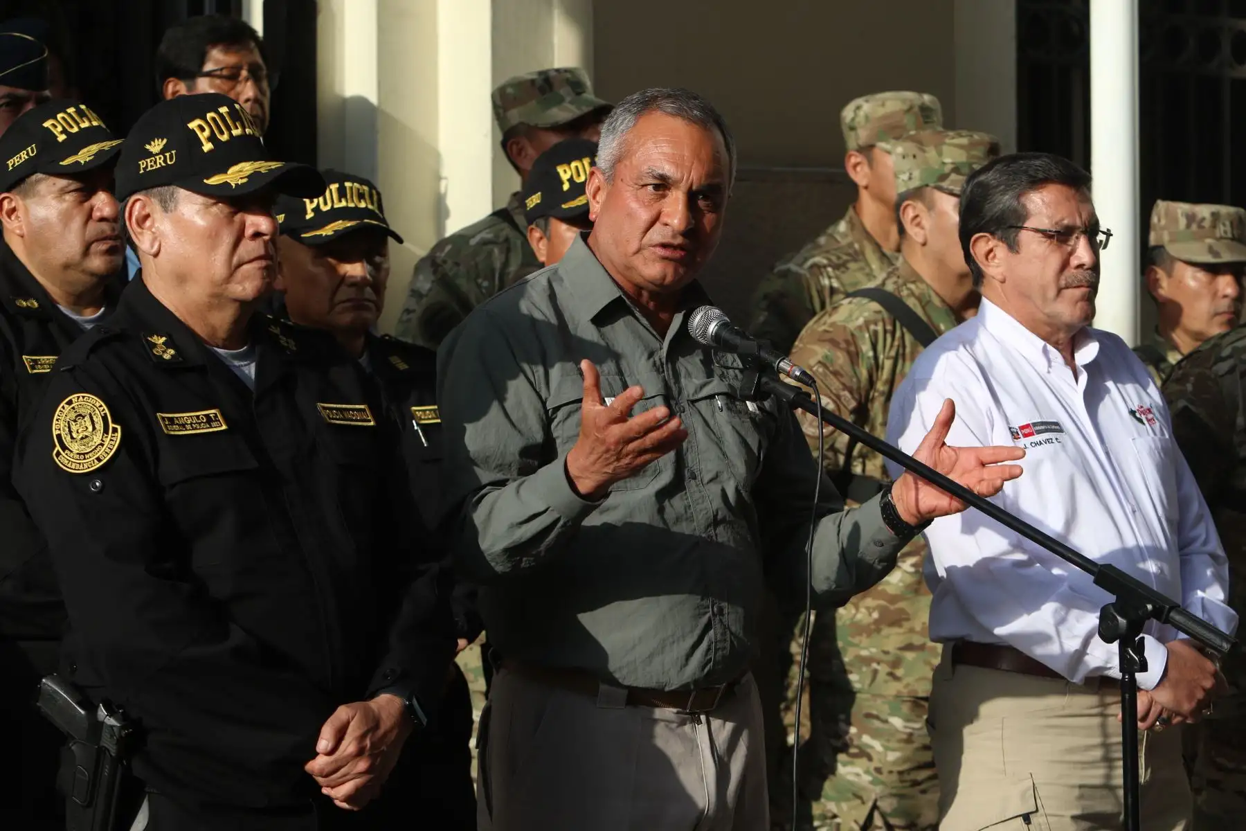 El ministro del Interior, Vicente Romero, junto al titular de Defensa, Jorge Chávez, el comandante general de la PNP, Jorge Angulo, y al jefe de Dircote, Max Anhuamán, participan en la  presentación de la captura de cuatro cabecillas terroristas de Sendero Luminoso en el Vraem.
Foto: ANDINA/ Eddy Ramos