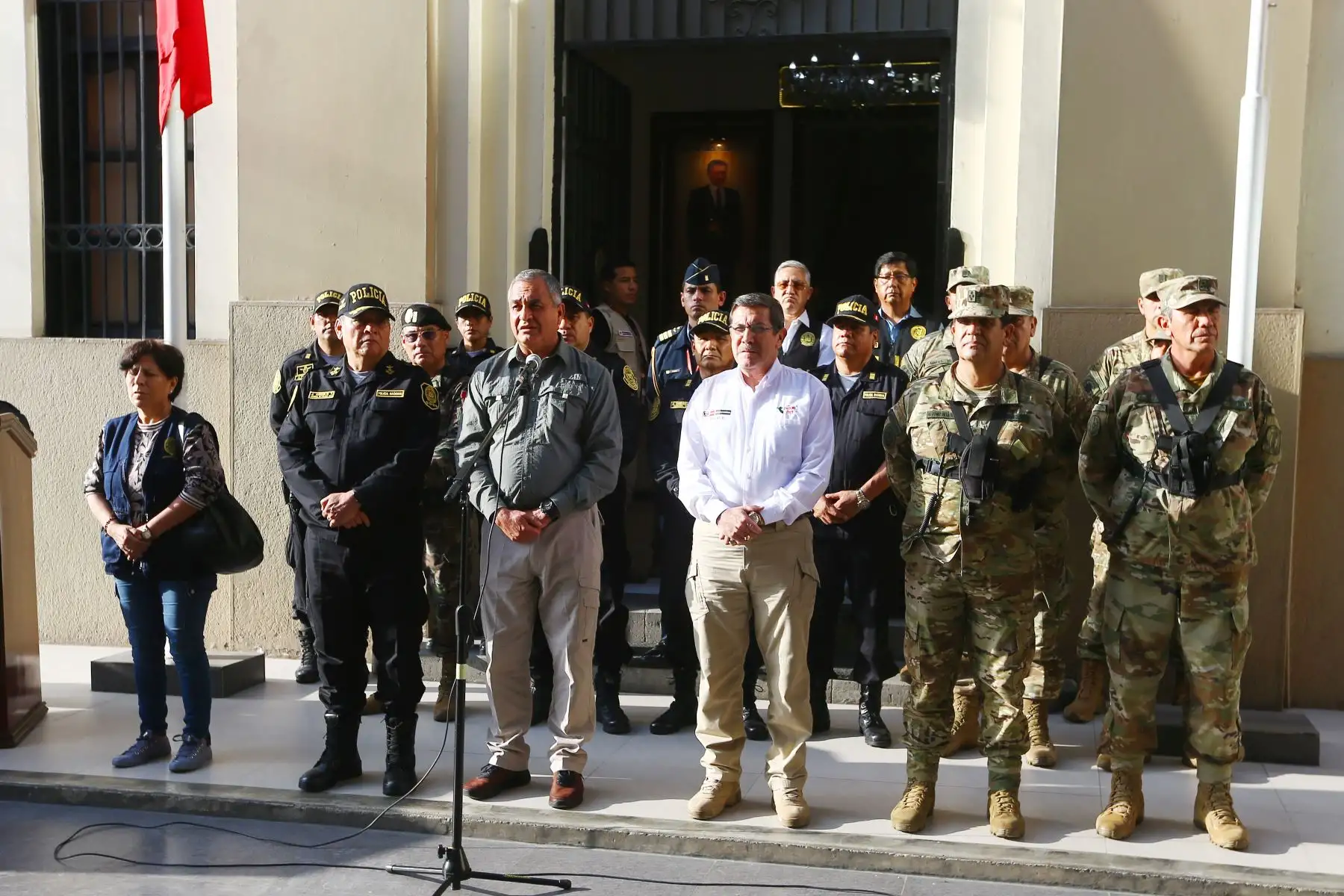 El ministro del Interior, Vicente Romero, junto al titular de Defensa, Jorge Chávez, el comandante general de la PNP, Jorge Angulo, y al jefe de Dircote, Max Anhuamán, participan en la  presentación de la captura de cuatro cabecillas terroristas de Sendero Luminoso en el Vraem.
Foto: ANDINA/ Eddy Ramos