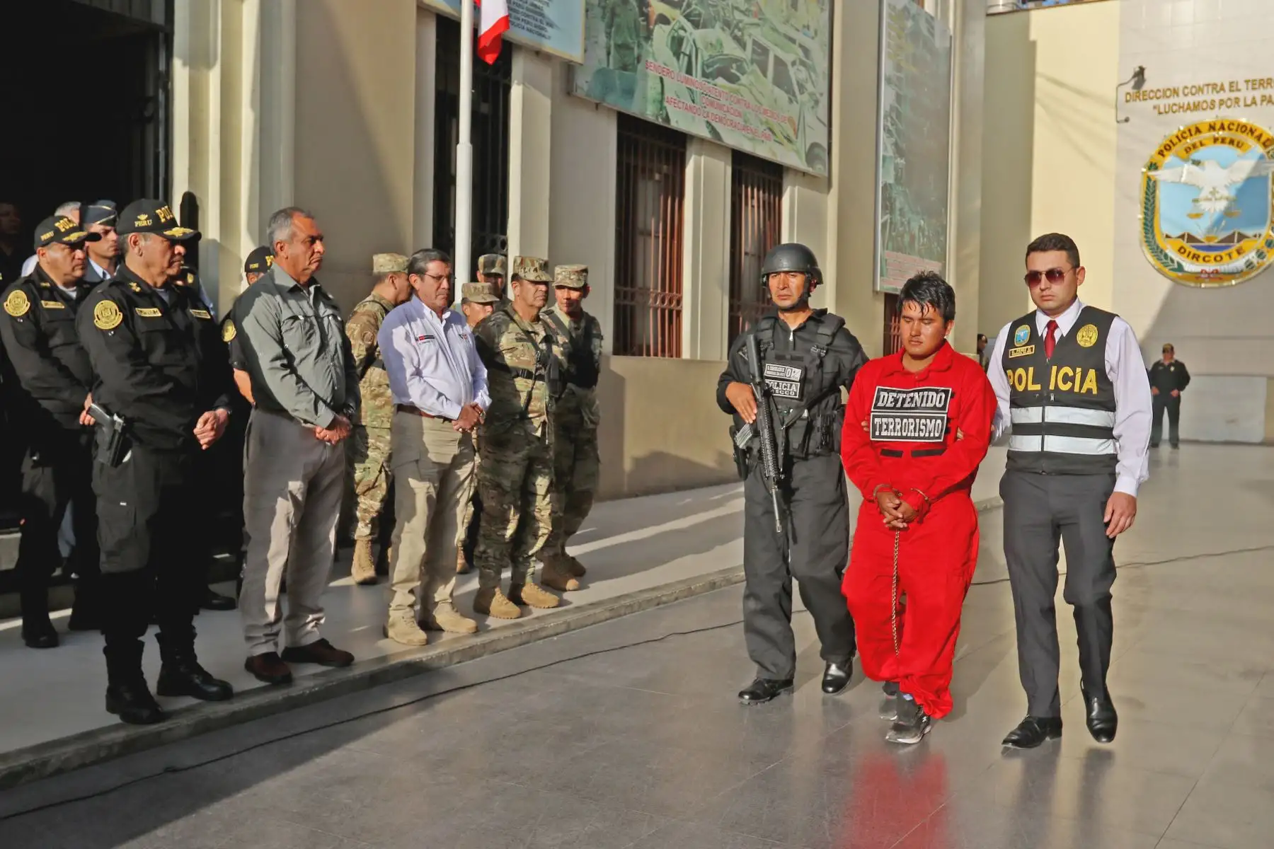 El ministro del Interior, Vicente Romero, junto al titular de Defensa, Jorge Chávez, el comandante general de la PNP, Jorge Angulo, y al jefe de Dircote, Max Anhuamán, participan en la  presentación de la captura de cuatro cabecillas terroristas de Sendero Luminoso en el Vraem. 
Foto: ANDINA/Héctor Vinces