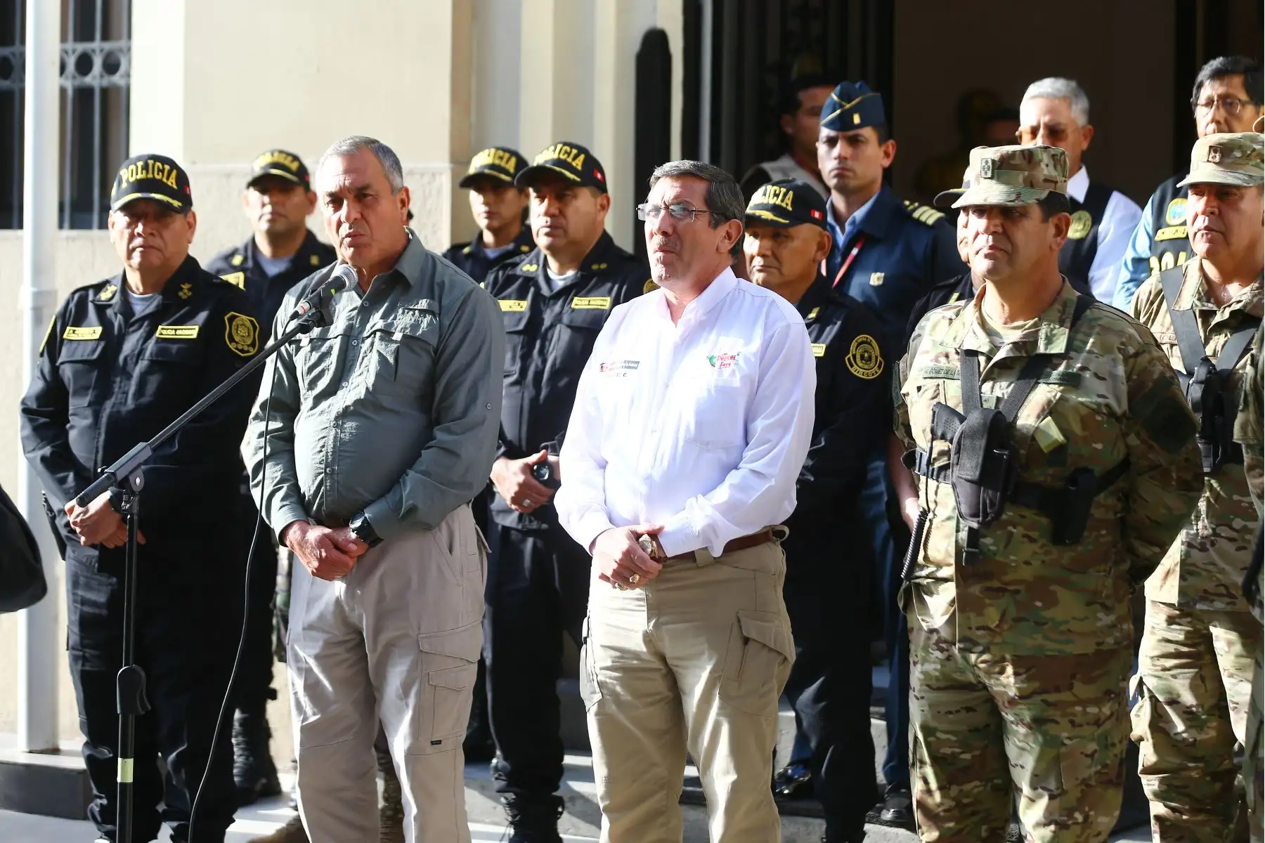El ministro del Interior, Vicente Romero, junto al titular de Defensa, Jorge Chávez, el comandante general de la PNP, Jorge Angulo, y al jefe de Dircote, Max Anhuamán, participan en la  presentación de la captura de cuatro cabecillas terroristas de Sendero Luminoso en el Vraem.
Foto: ANDINA/ Eddy Ramos