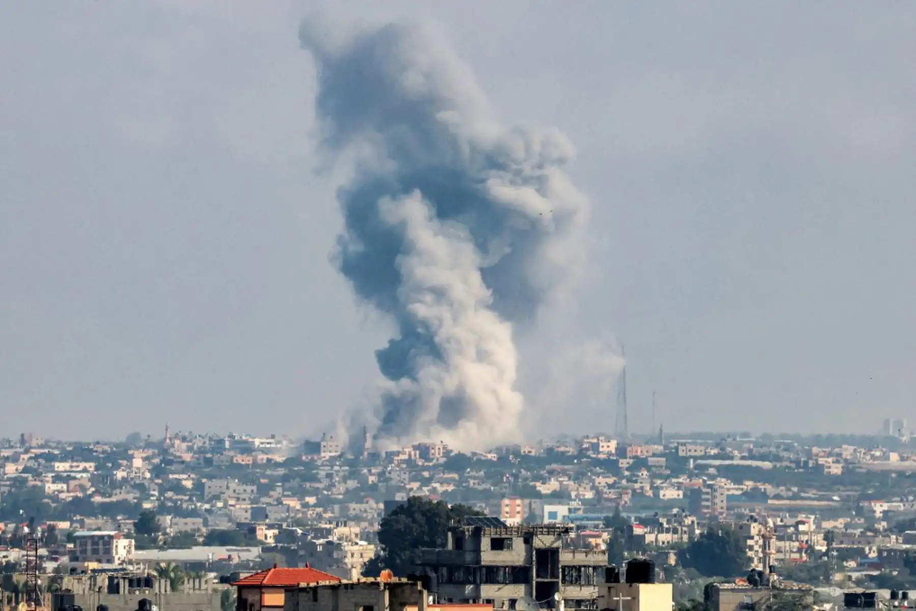 Bombardeos israelíes sobre el territorio palestino en Gaza. Foto: AFP