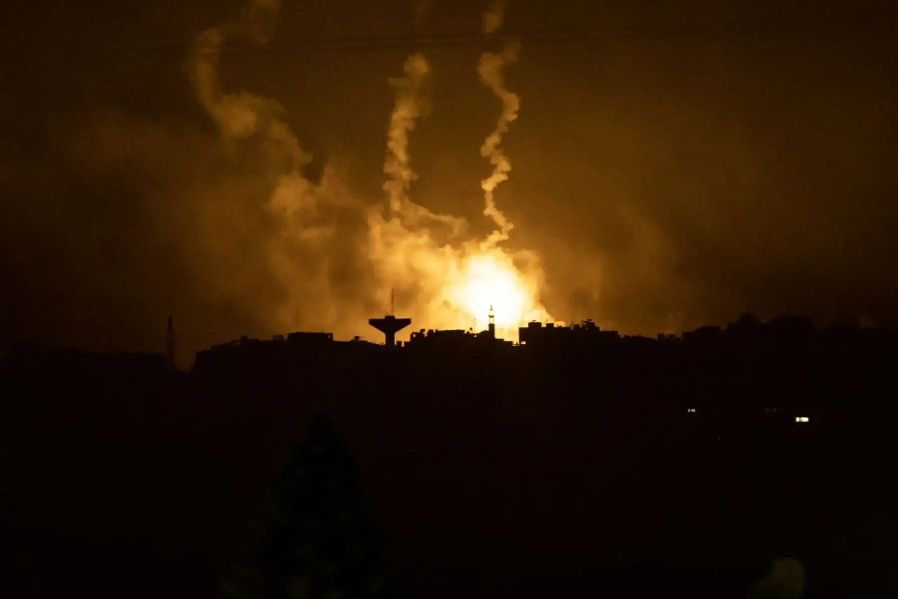 Bombardeos israelíes sobre el territorio palestino en Gaza. Foto: AFP