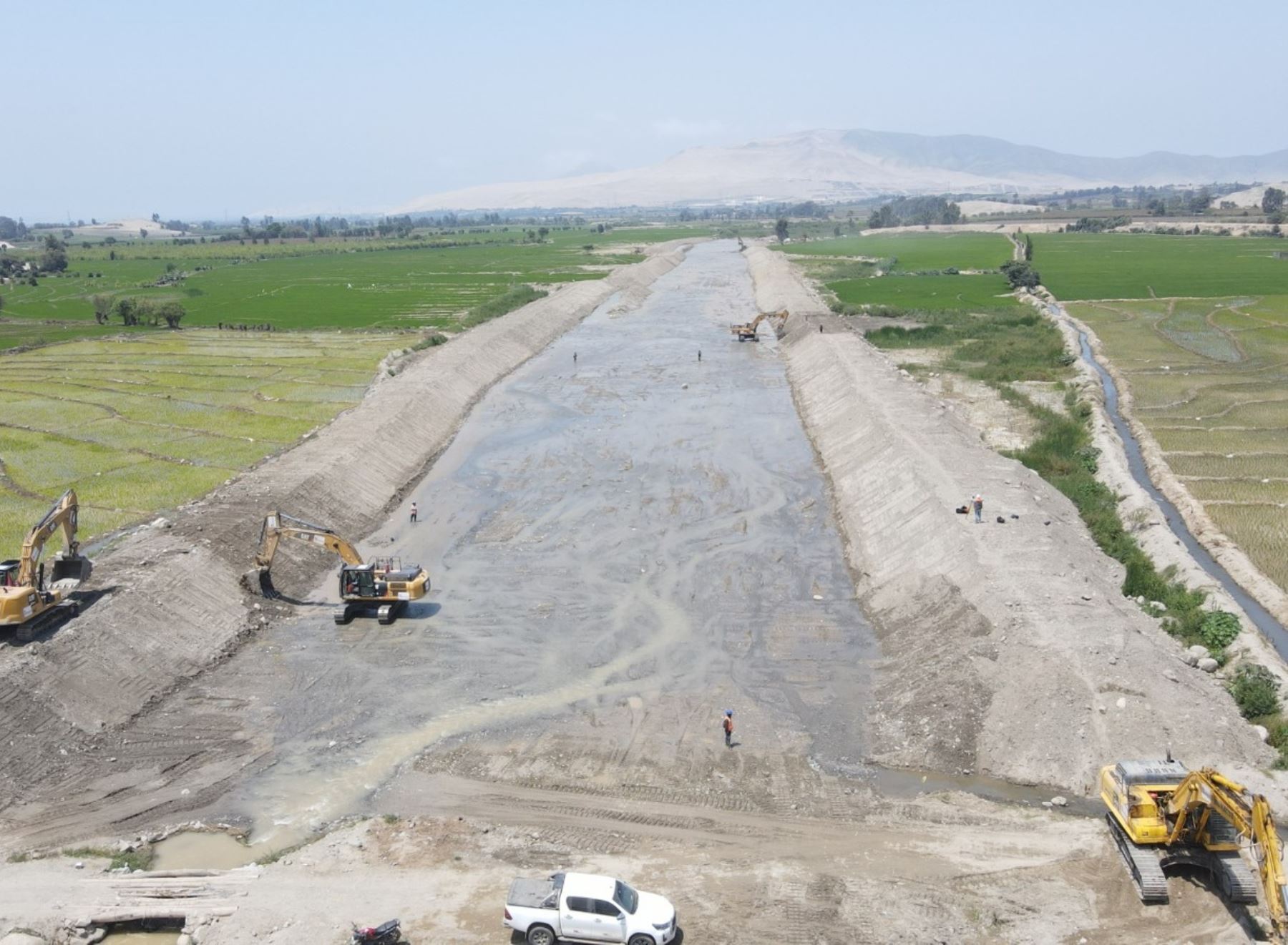 La Autoridad para la Reconstrucción con Cambios culminó los trabajos de descolmatación y limpieza en otros tres puntos críticos del río Lacramarca, ubicado en la provincia del Santa, en Áncash. ANDINA/Difusión