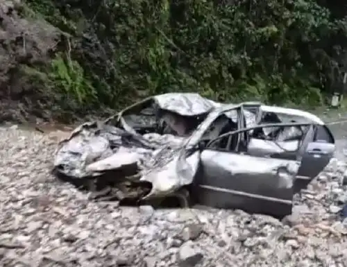 La caída de un huaico en la carretera Tarma-Chanchamayo, en Junín, dejó un muerto y dos heridos.  Toneladas de lodo y piedras impactaron contra el vehículo donde viajaban las víctimas. Foto: Reporte en ruta/Facebook