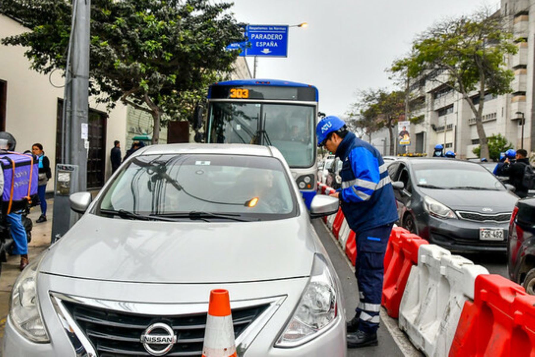 ATU aplicó papeletas a 4,545 conductores informales que circulaban en la vía del corredor Azul, cuyas avenidas principales son Tacna, Garcilaso de la Vega y Arequipa. Foto: ATU