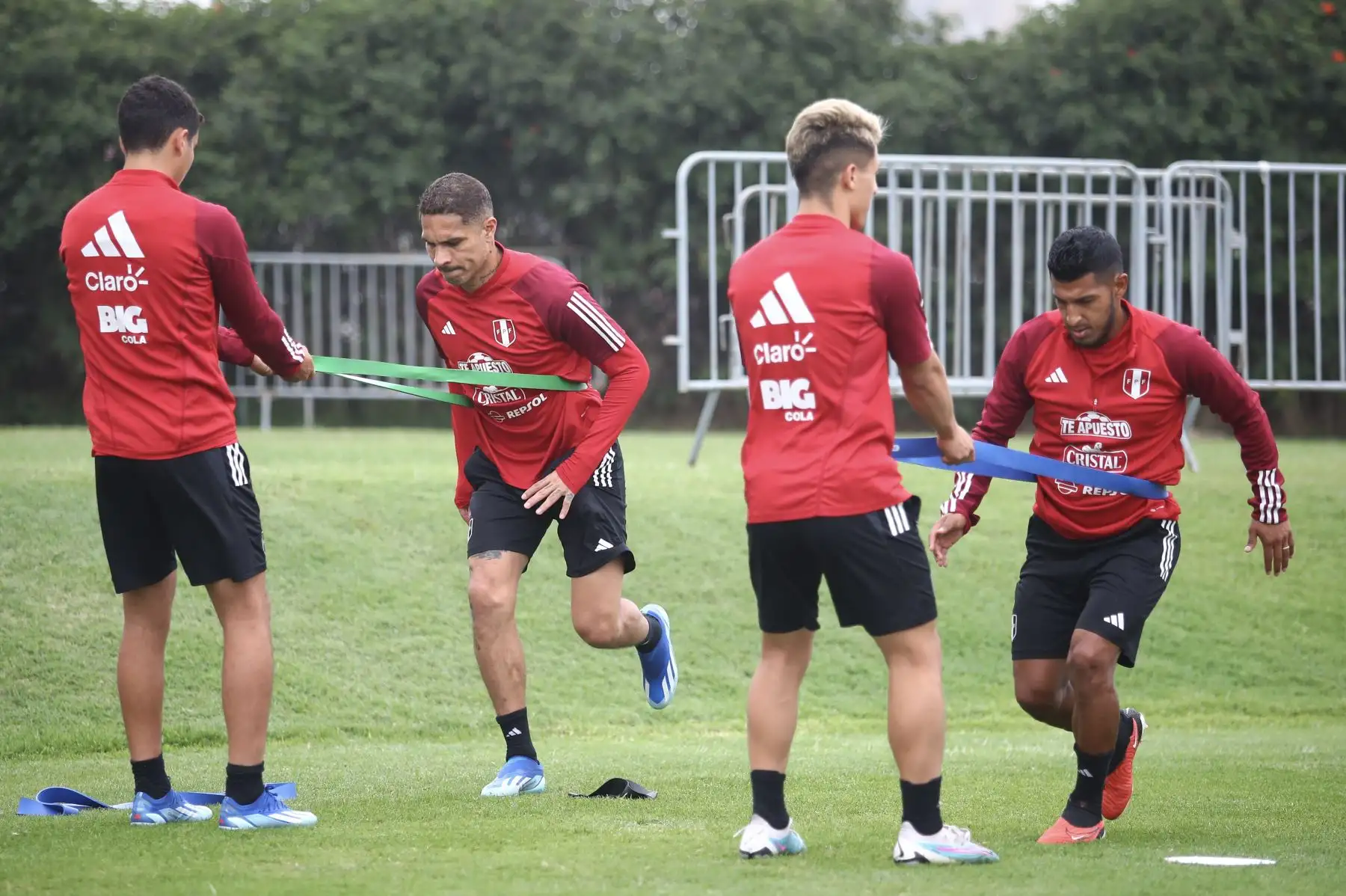 Paolo Guerrero entrena junto a sus demás compañeros de la Selección Peruana de Fútbol, con miras al partido contra Bolivia el jueves 16 de noviembre por las eliminatorias al Mundial 2026. Foto: FPF