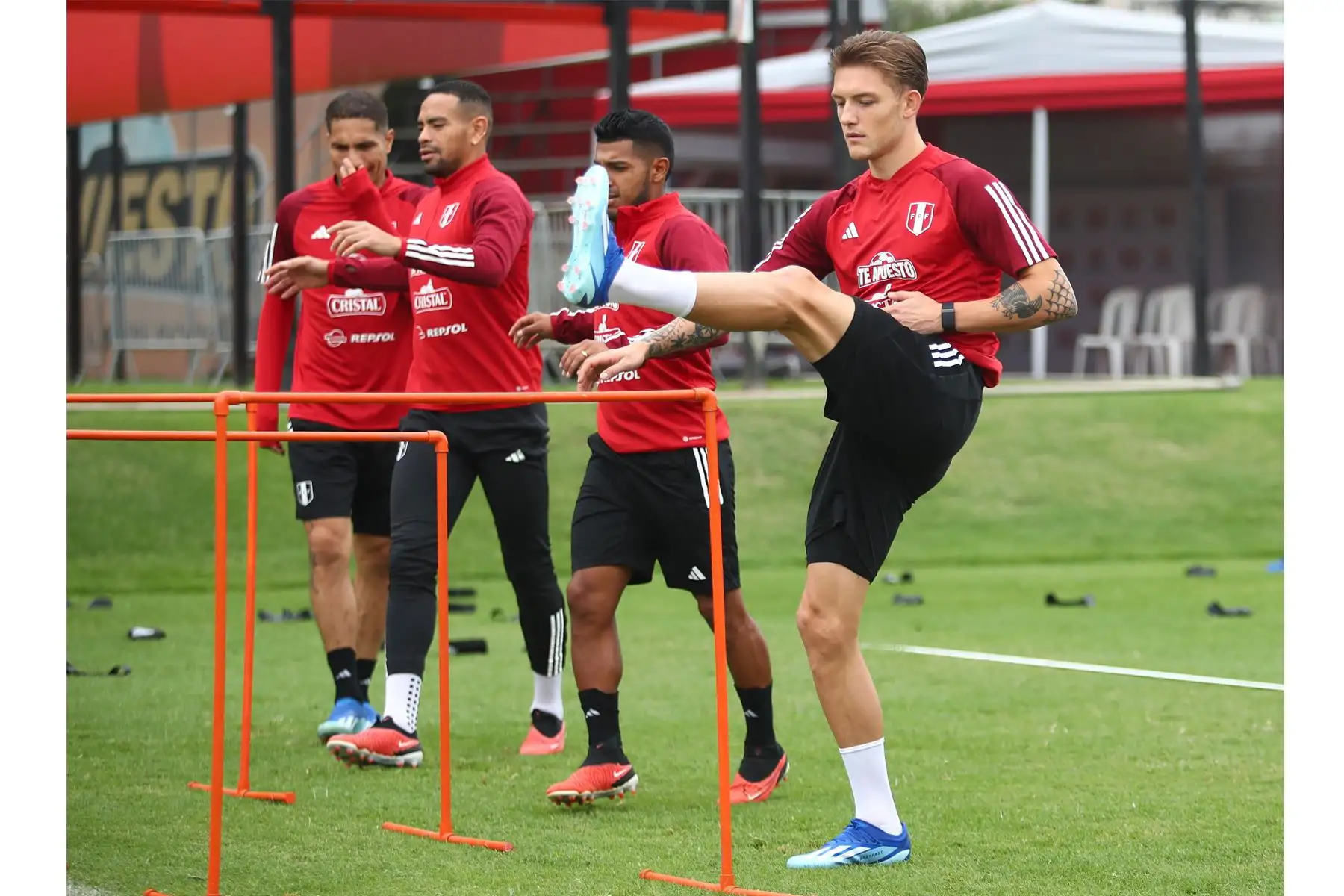 Oliver Sonne entrena junto a sus demás compañeros de la Selección Peruana de Fútbol, con miras al partido contra Bolivia el jueves 16 de noviembre por las eliminatorias al Mundial 2026. Foto: FPF