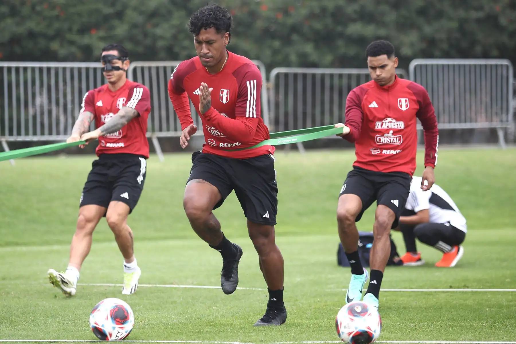 Renato Tapia y Gianluca Lapadula entrenan junto a sus demás compañeros de la Selección Peruana de Fútbol, con miras al partido contra Bolivia el jueves 16 de noviembre por las eliminatorias al Mundial 2026. Foto: FPF