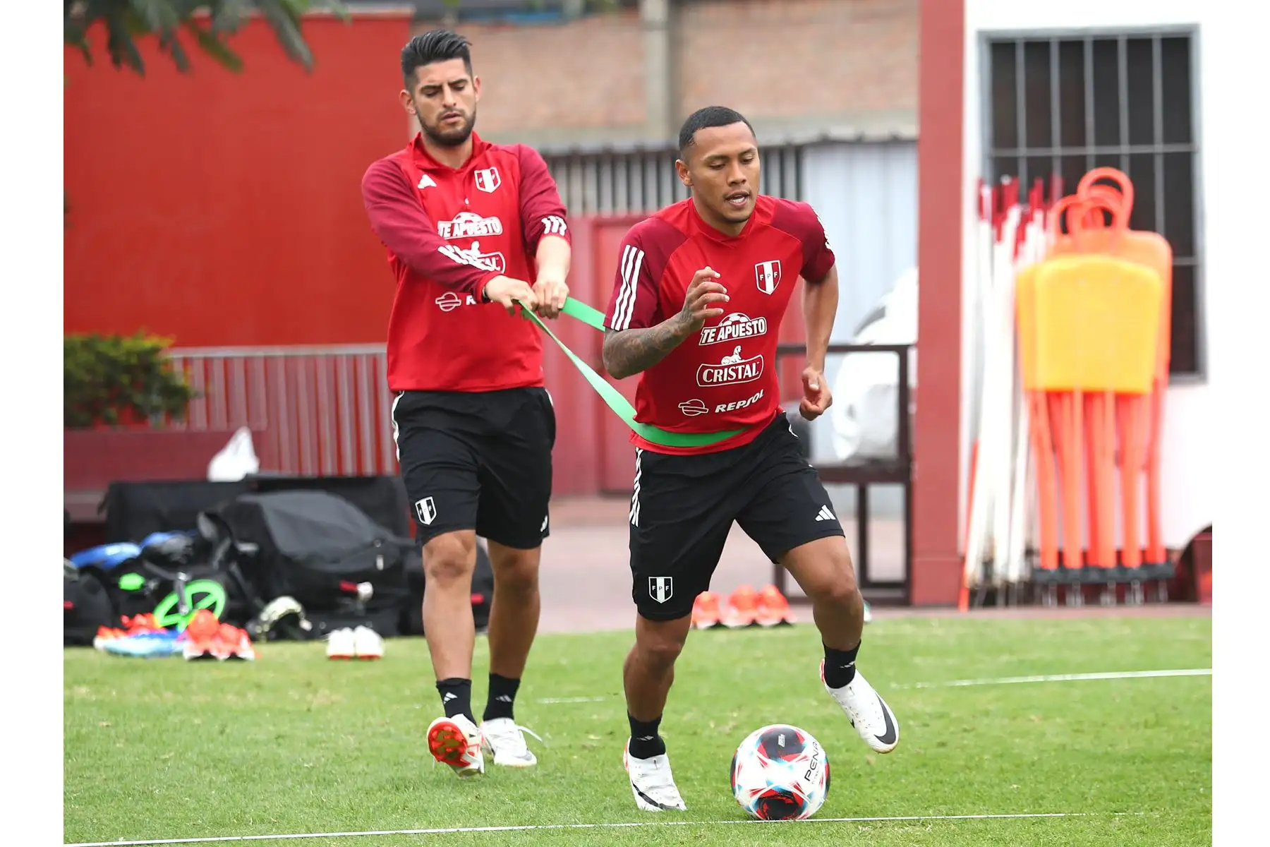 Carlos Zambrano entrena junto a sus demás compañeros de la Selección Peruana de Fútbol, con miras al partido contra Bolivia el jueves 16 de noviembre por las eliminatorias al Mundial 2026. Foto: FPF