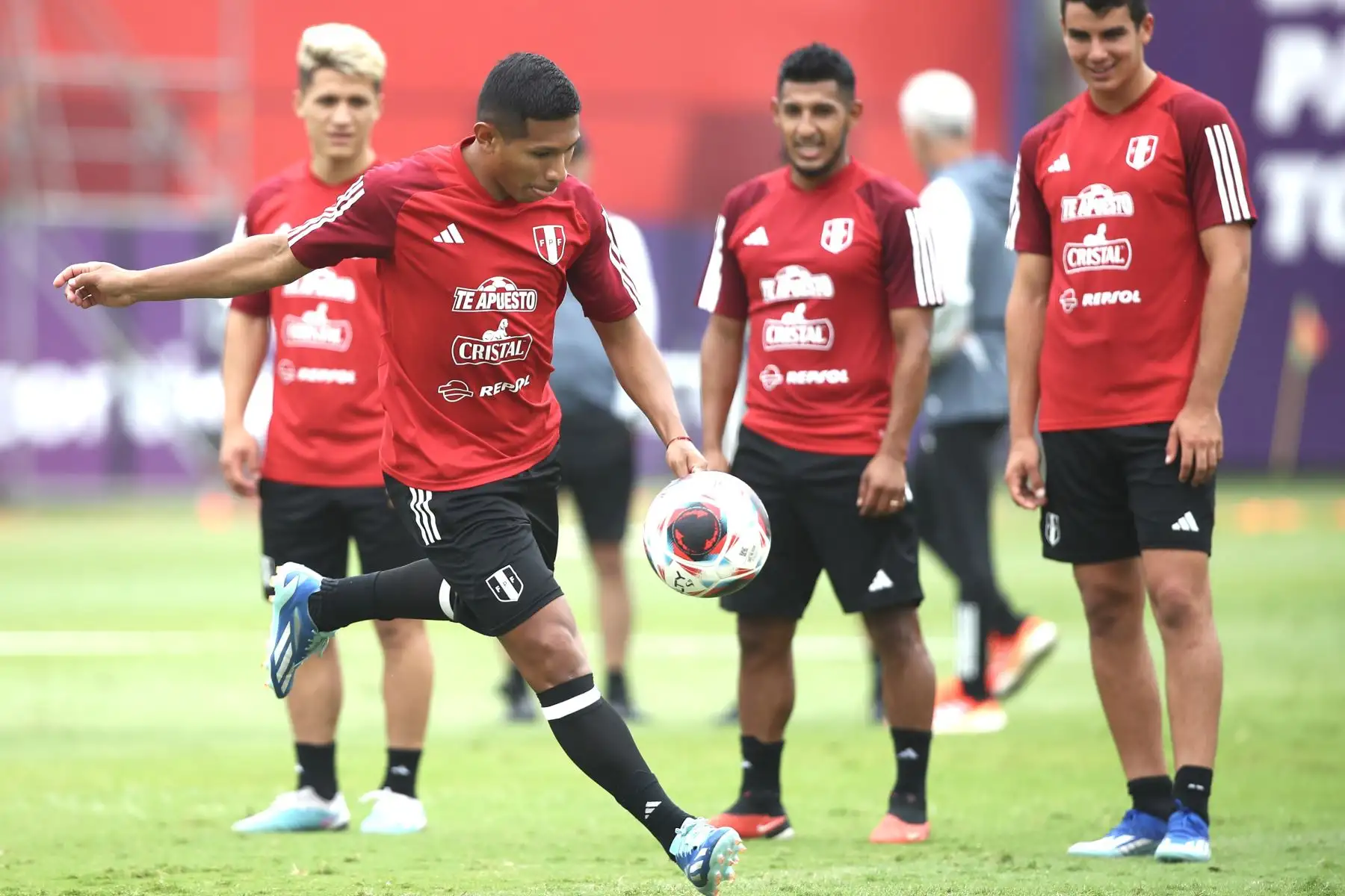 Edison Flores entrena junto a sus demás compañeros de la Selección Peruana de Fútbol, con miras al partido contra Bolivia el jueves 16 de noviembre por las eliminatorias al Mundial 2026. Foto: FPF