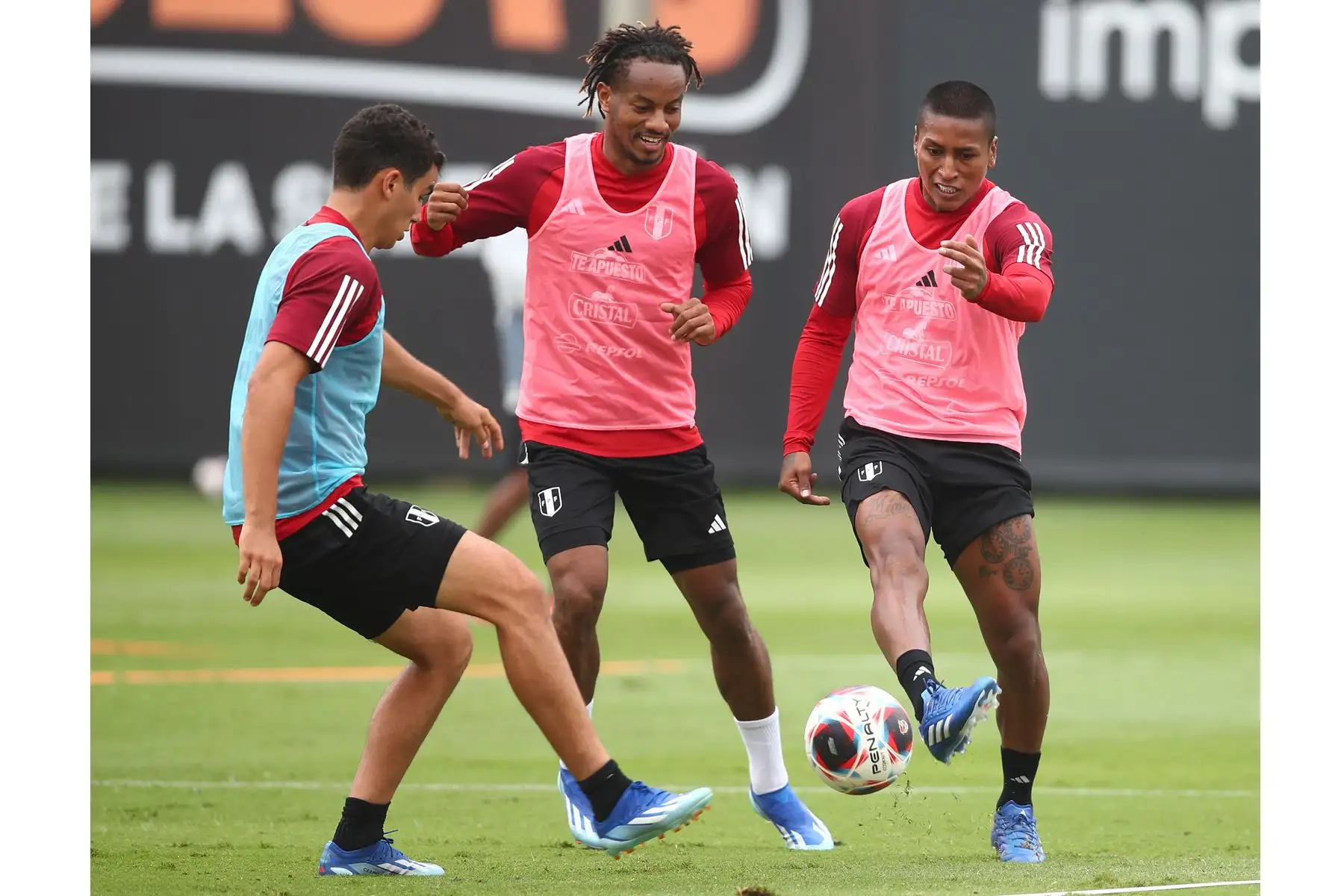 André Carillo entrena junto a sus demás compañeros de la Selección Peruana de Fútbol, con miras al partido contra Bolivia el jueves 16 de noviembre por las eliminatorias al Mundial 2026. Foto: FPF