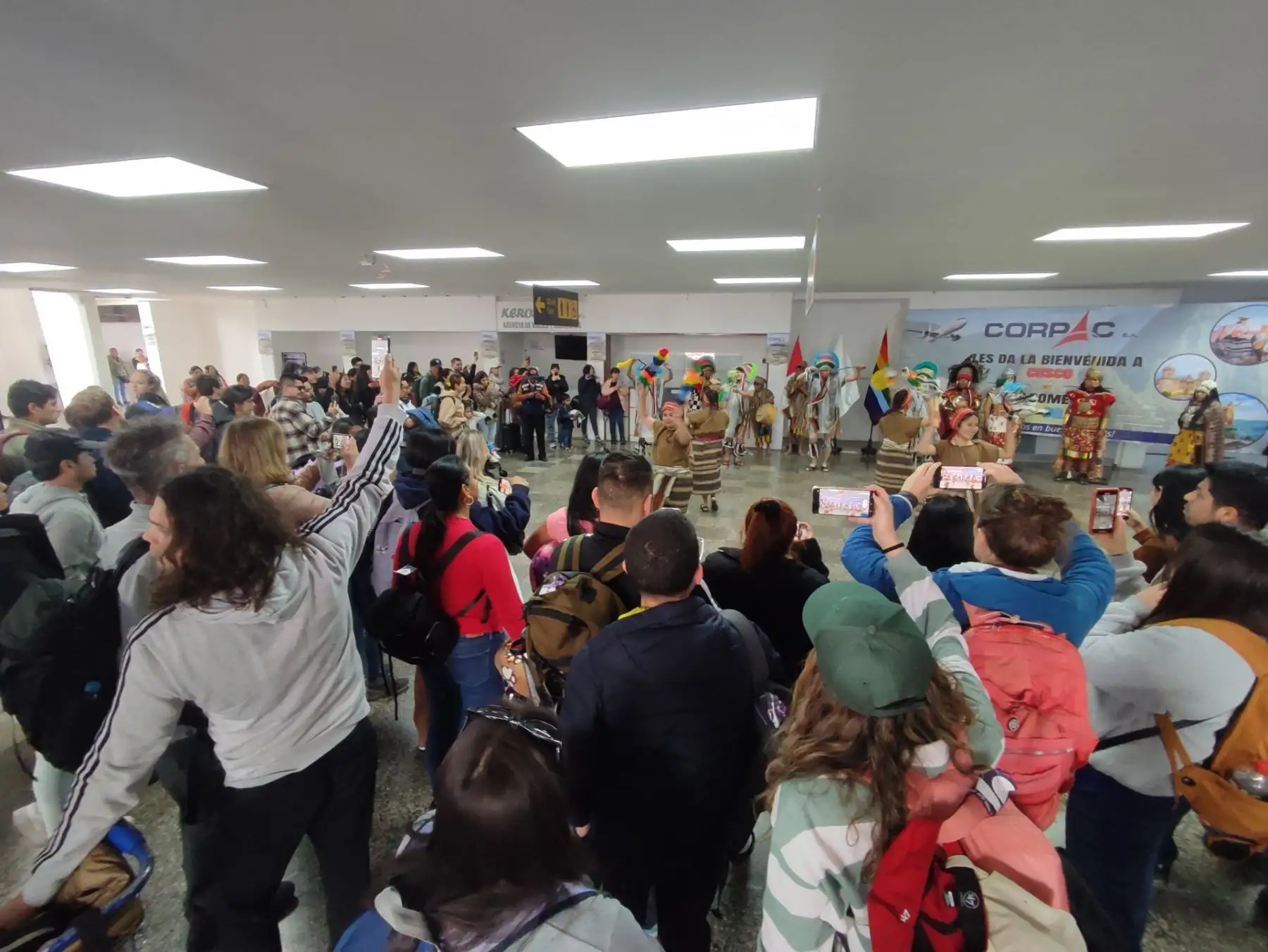 El Inca y su séquito dieron la bienvenida a delegaciones de ejecutivos que arribaron al aeropuerto de Cusco para participar de CADE 2023, certamen que se desarrolla en la ciudad de Urubamba. ANDINA/Percy Hurtado Santillán