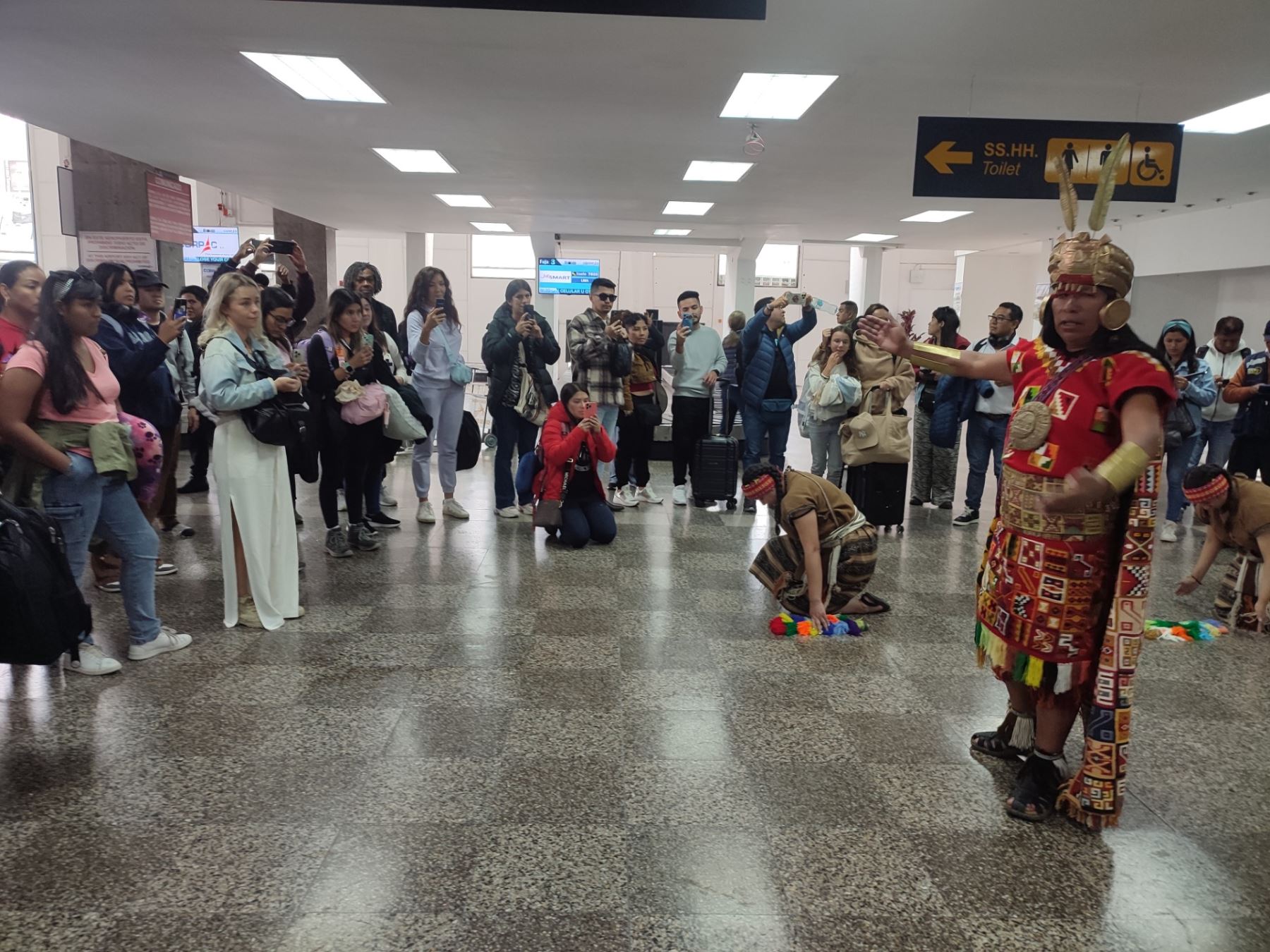 El Inca y su séquito dieron la bienvenida a delegaciones de ejecutivos que arribaron al aeropuerto de Cusco para participar de CADE 2023, certamen que se desarrolla en la ciudad de Urubamba. ANDINA/Percy Hurtado Santillán