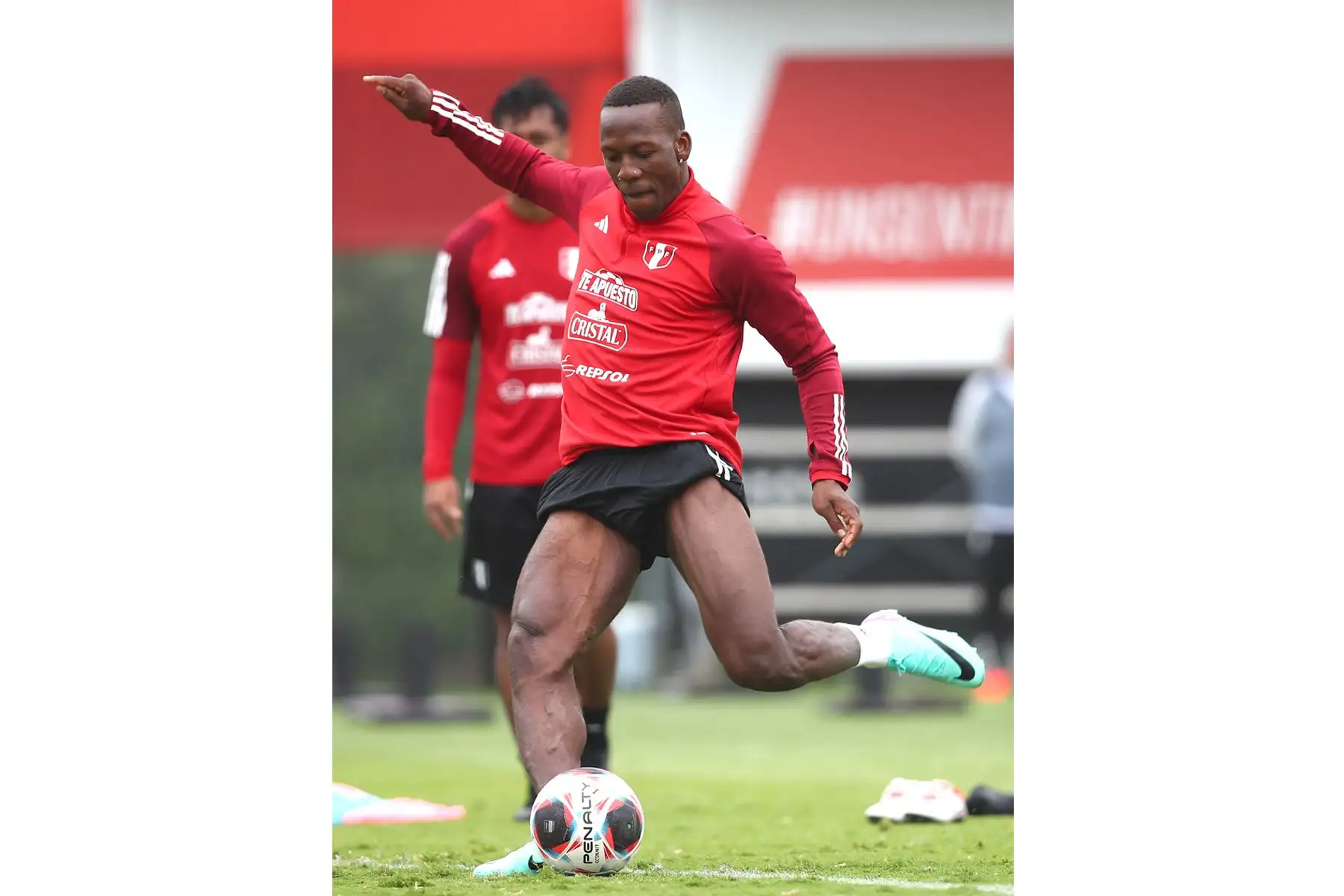 Jugadores de la Selección Peruana de Fútbol entrenan hoy martes 14 de noviembre en la Videna de San Luis con miras al partido contra Bolivia el jueves 16 por las eliminatorias al Mundial 2026. Foto: FPF