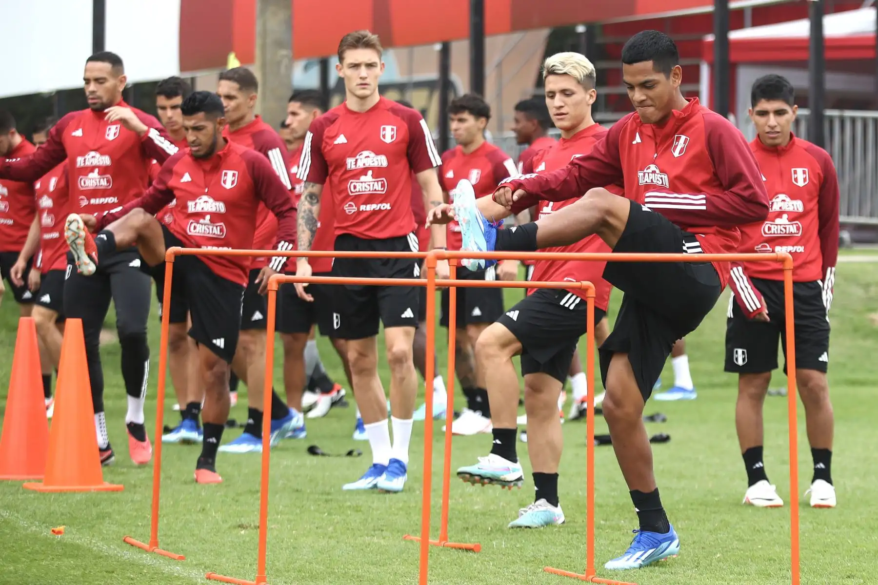 Jugadores de la Selección Peruana de Fútbol entrenan hoy martes 14 de noviembre en la Videna de San Luis con miras al partido contra Bolivia el jueves 16 por las eliminatorias al Mundial 2026. Foto: FPF