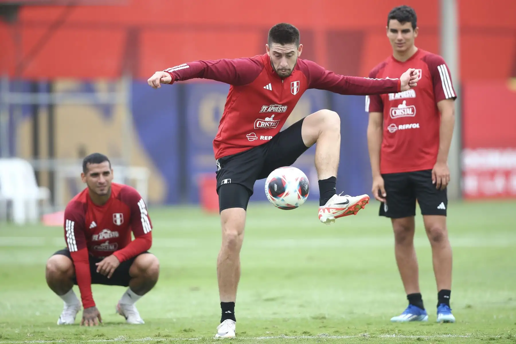 Jugadores de la Selección Peruana de Fútbol entrenan hoy martes 14 de noviembre en la Videna de San Luis con miras al partido contra Bolivia el jueves 16 por las eliminatorias al Mundial 2026. Foto: FPF