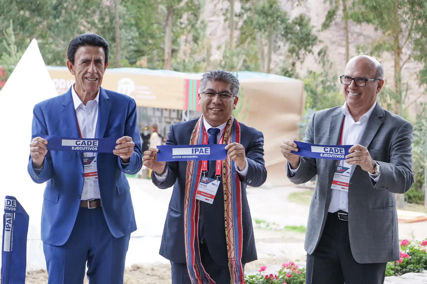 El presidente de IPAE,  Gonzalo Galdos; Juan Fernando Correa, presidente de CADE Ejecutivos 2023 y el gobernador regional del Cusco, Werner Salcedo Álvarez, hacen el corte de cinta que da inicio al CADE 2023. Foto: ANDINA/Braian Reyna