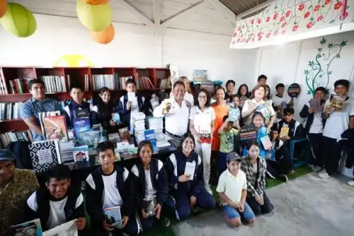 La ministra de Cultura también participó en la sesión solemne por el 115 aniversario de Máncora, donde los representantes de la municipalidad distrital le hicieron entrega de una placa de reconocimiento y fue declarada como ‘Huésped Ilustre’ de la ciudad,