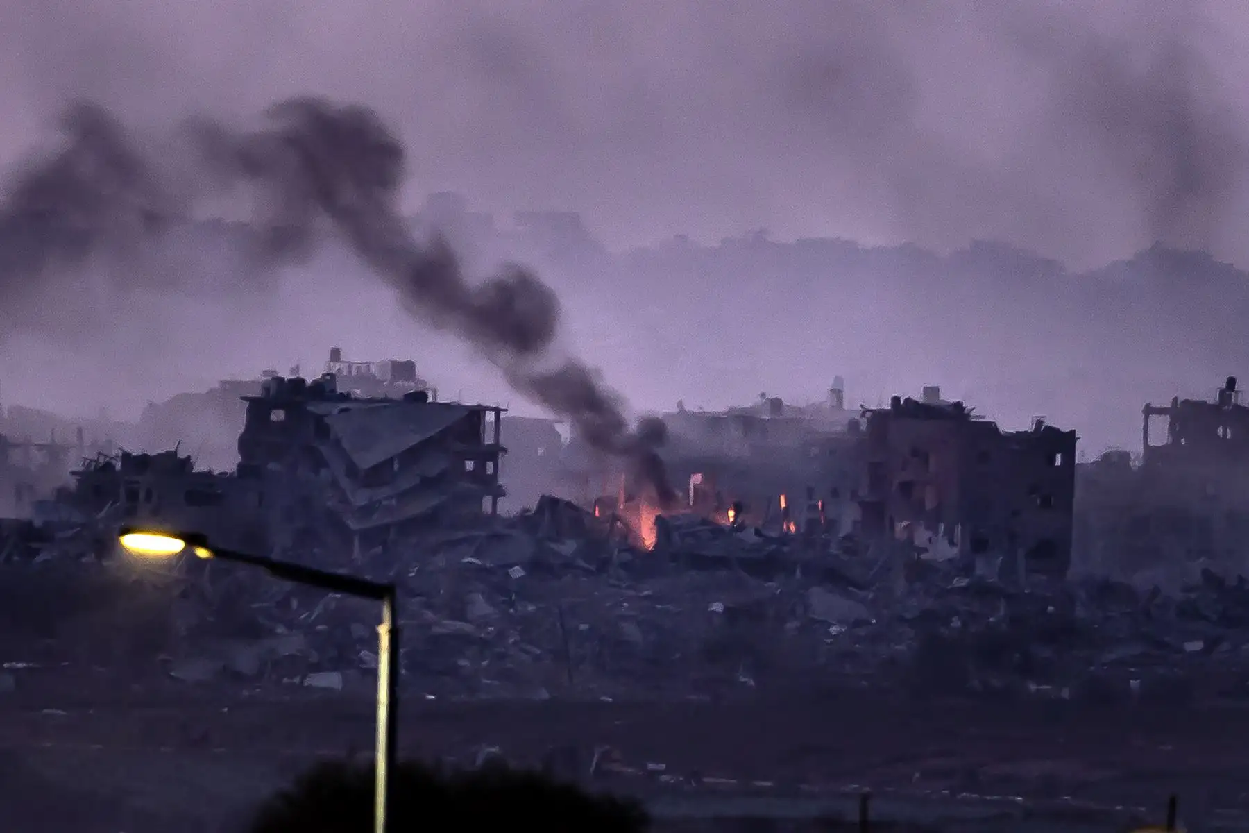 Continua el bombardeo militar israelí en el norte de la Franja de Gaza, en medio de las batallas en curso entre Israel y el grupo palestino Hamás. Foto: AFP