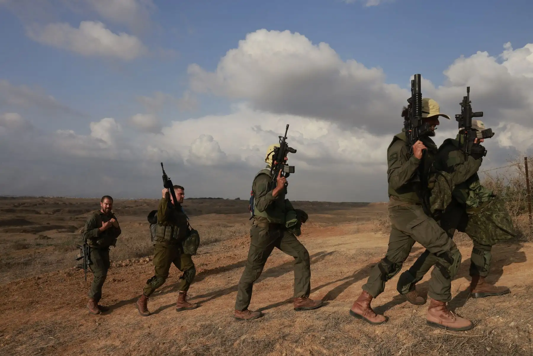 Soldados del ejército israelí regresan a la Franja de Gaza después de buscar restos humanos tras el ataque del 7 de octubre llevado a cabo por militantes palestinos. Foto: AFP