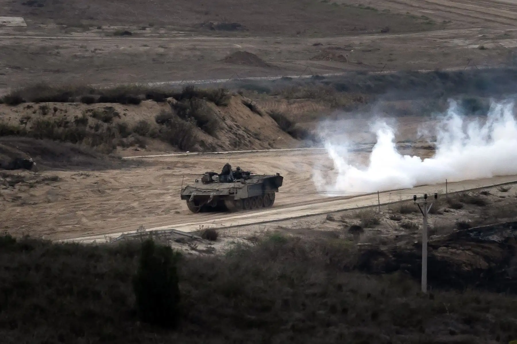 Vehículos blindados israelíes ingresan a la Franja de Gaza en medio de los enfrentamientos en curso con el grupo palestino Hamás. Foto: AFP