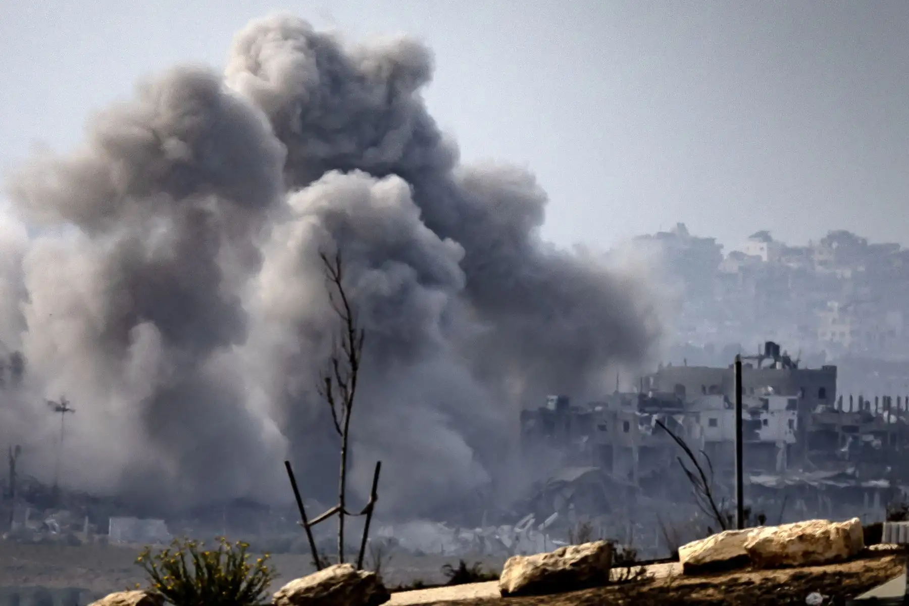 Explosión durante el bombardeo militar israelí en el norte de la Franja de Gaza, en medio de las batallas en curso entre Israel y el grupo palestino Hamás. Foto: AFP
